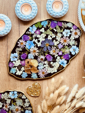 Tablett aus Resin in schwarz mit Blumen und goldenen Details