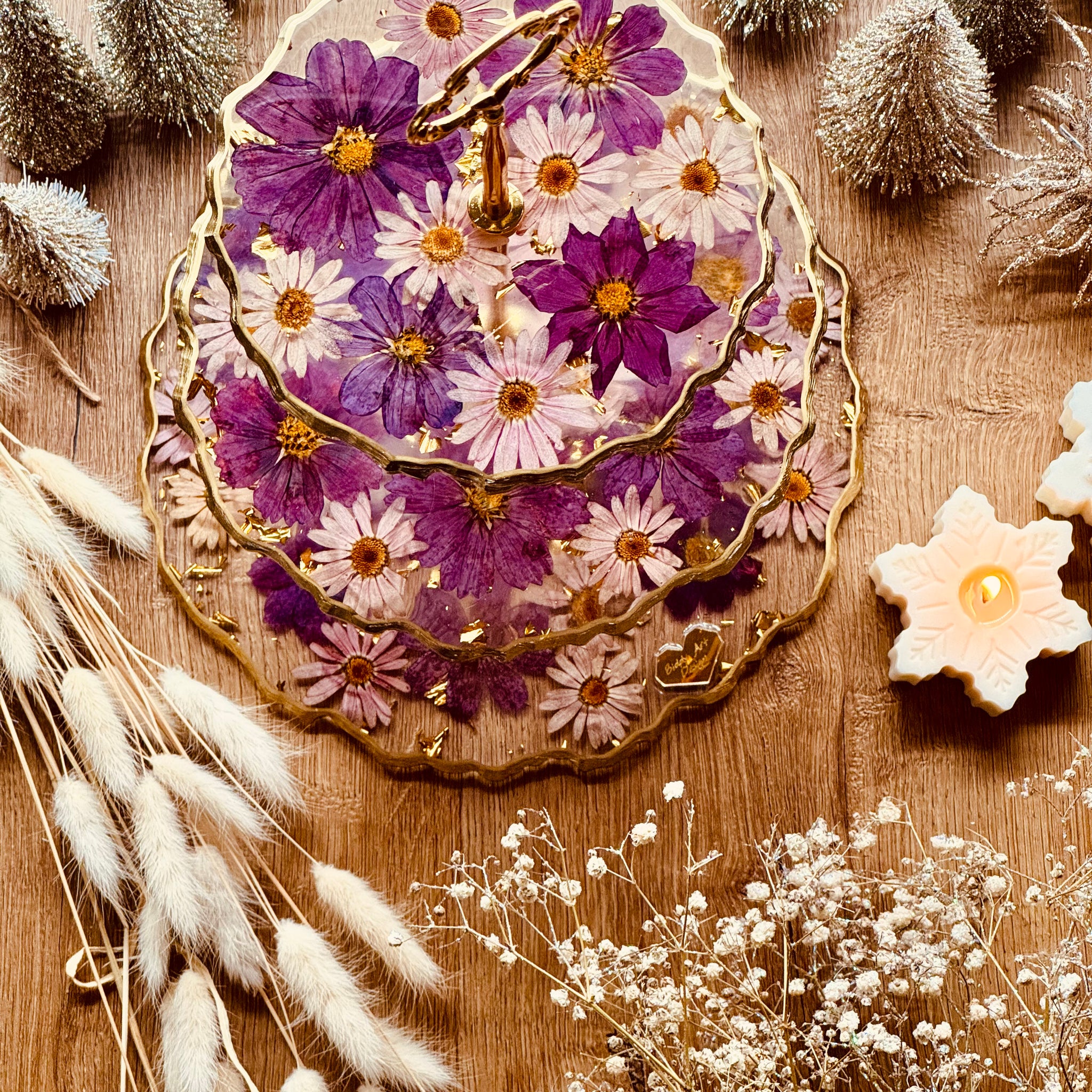 Etagere aus Resin mit getrockneten Blumen mit Gold