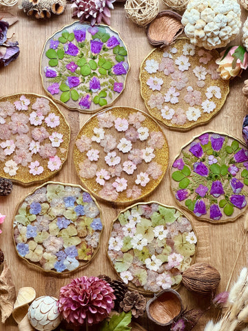 Tablett aus Resin mit Blumen und goldenen Details