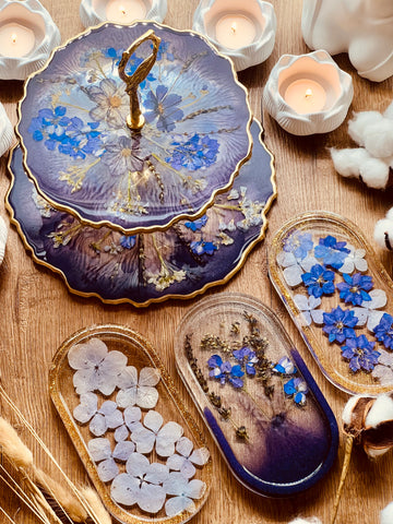 Etagere aus Resin mit getrockneten Blumen und Lavendel mit Gold