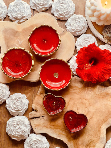 Jewelry bowls made of resin in red with gold details