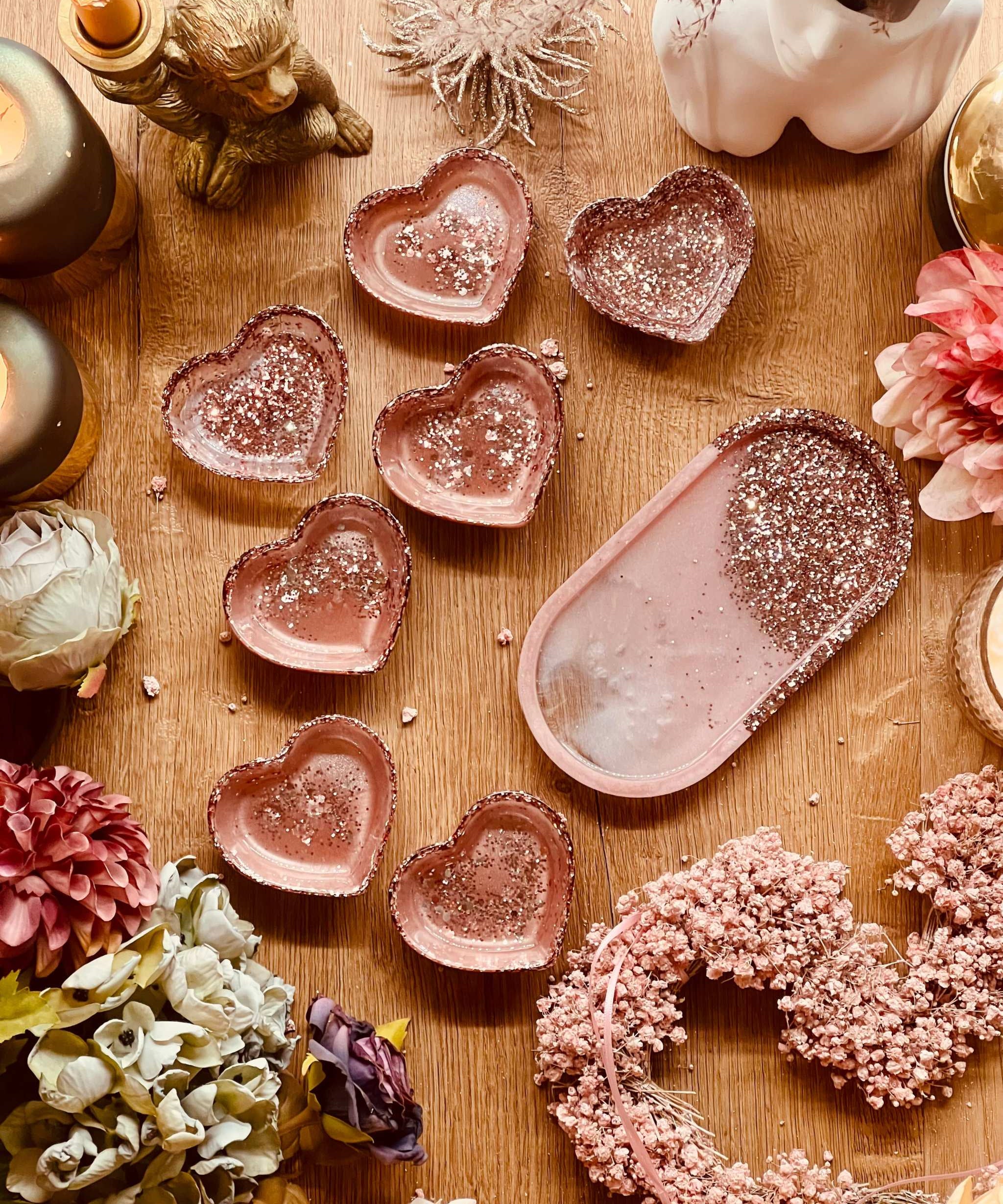 rosa Schmuckschalen aus Resin mit silbernem Glitzer in Herz- und Ovalform als handgemachte Unikate