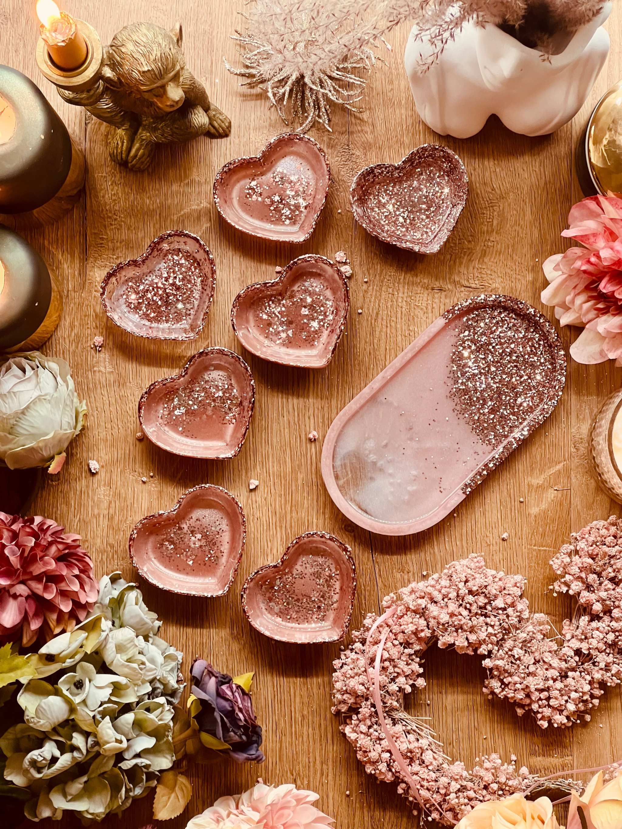rosa Schmuckschalen aus Resin mit silbernem Glitzer in Herz- und Ovalform als handgemachte Unikate