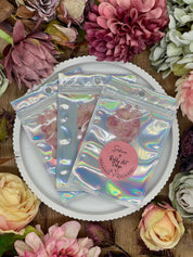 Packung mit 12 getrockneten Sakura Kirschblüten in Rosa für kreative Projekte.
