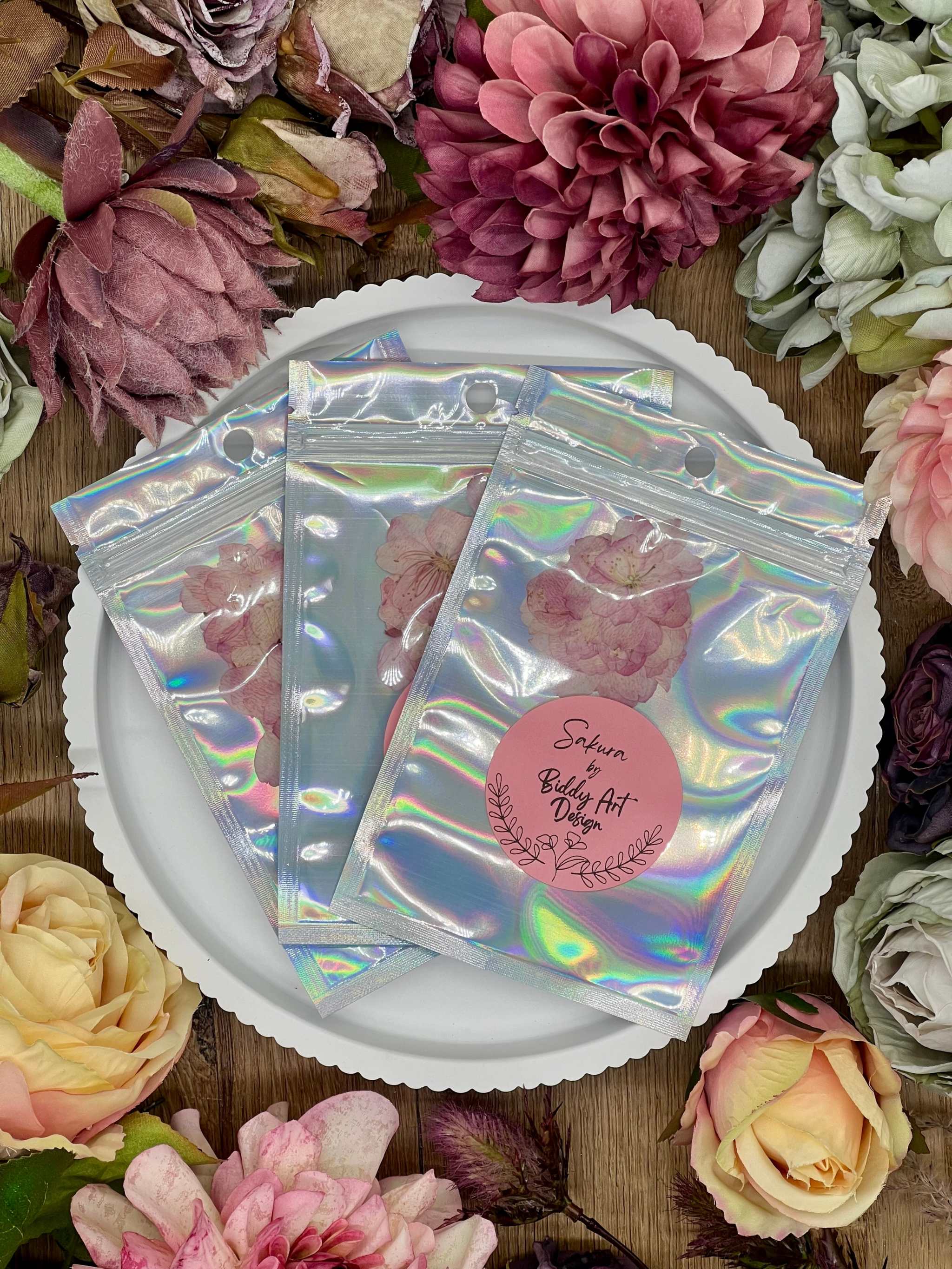 Packung mit 12 getrockneten Sakura Kirschblüten in Rosa für kreative Projekte.