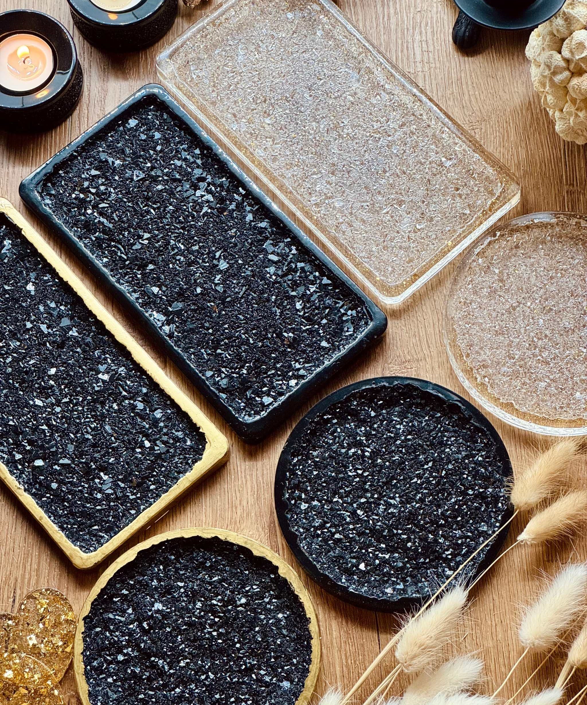 Tablett Set aus Resin mit druzy Oberfläche, handgemachte rechteckige und runde Tabletts als dekoratives Unikat