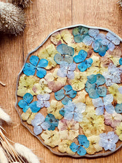 Handgemachtes Tablett aus Resin mit bunten Hortensien und silbernen Details, ca. 23 cm groß