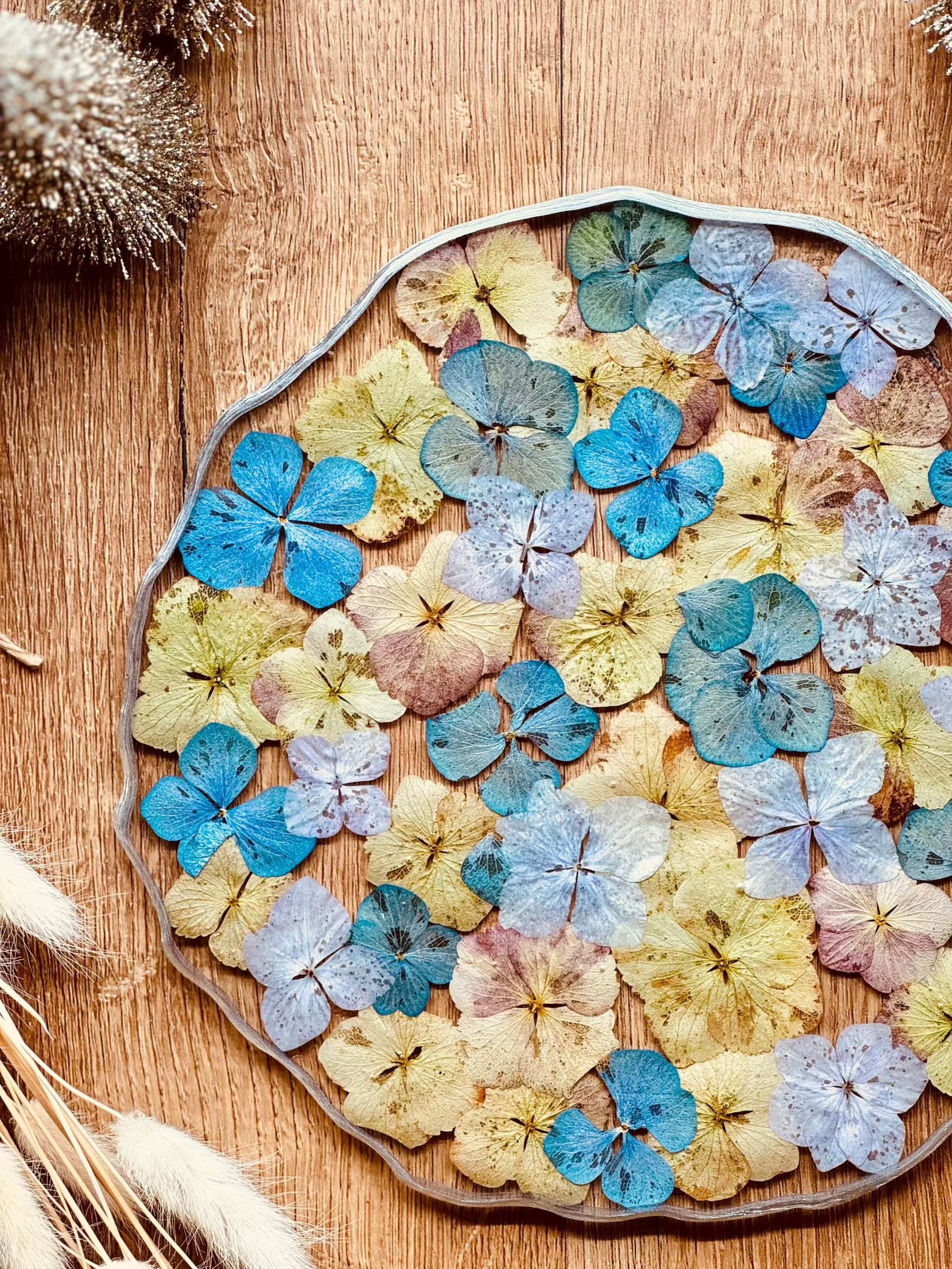Handgemachtes Tablett aus Resin mit bunten Hortensien und silbernen Details, ca. 23 cm groß