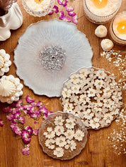 Ideal für DIY-Etageren oder Schmuck – diese getrockneten Blumen sind perfekt für Anhänger, Ringe oder Ohrringe und sorgen für ein natürliches, florales Design.