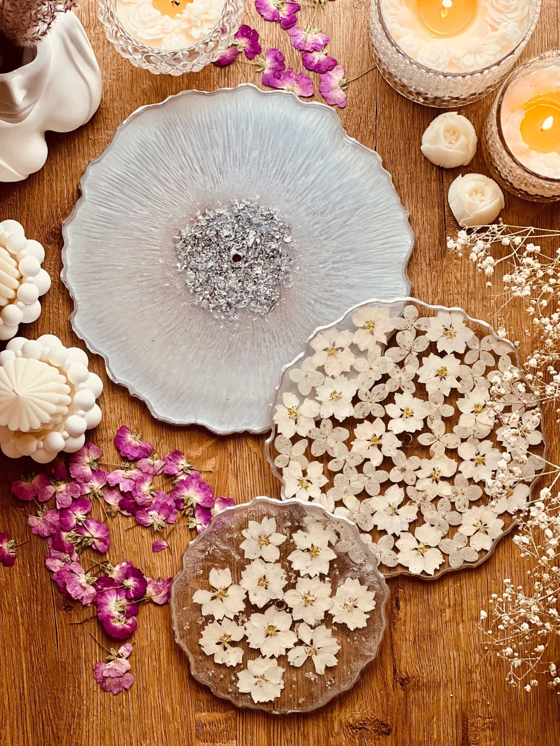 Ideal für DIY-Etageren oder Schmuck – diese getrockneten Blumen sind perfekt für Anhänger, Ringe oder Ohrringe und sorgen für ein natürliches, florales Design.