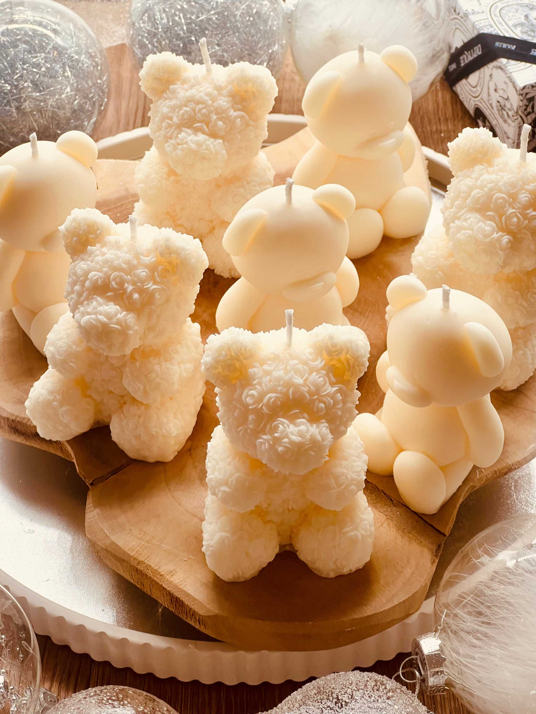 Rapswachskerze in ausgefallenem Design, handgemacht und perfekt als nachhaltiges Geschenk oder Deko-Akzent.