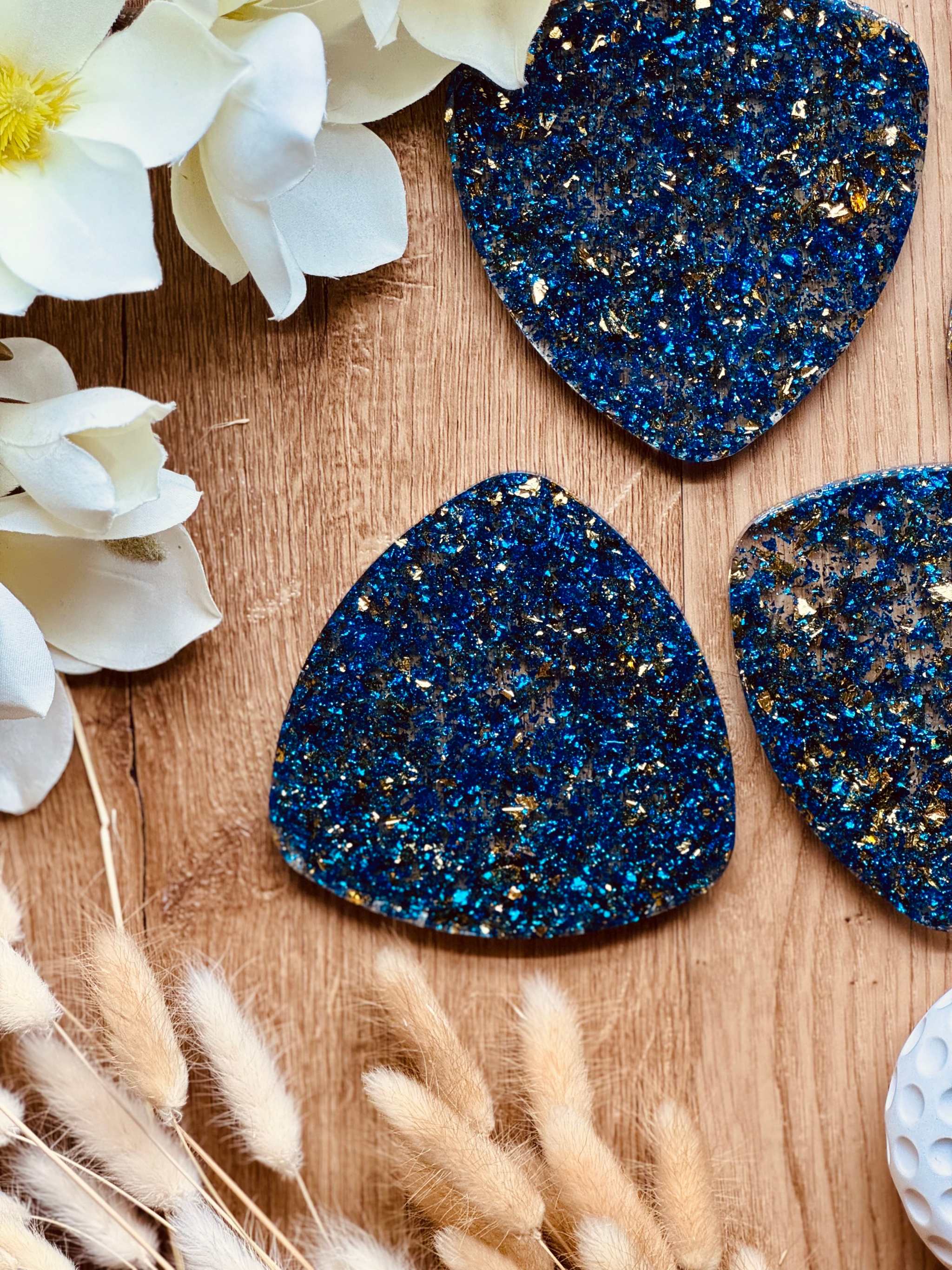 4 Untersetzer aus blauem Resin mit goldenen Details handgemacht auf Holztisch