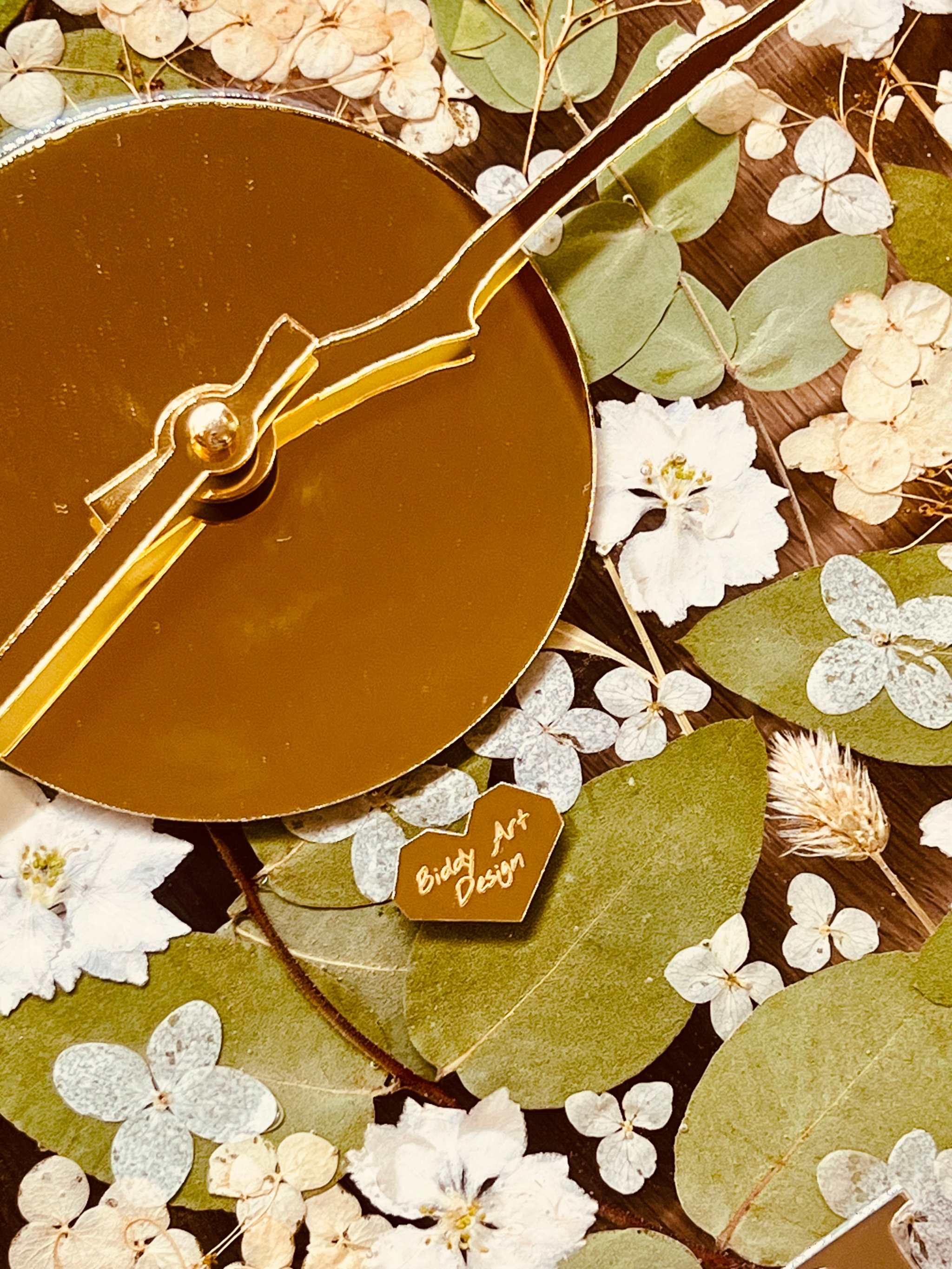 Handgefertigte Resin Uhr mit getrocknetem Eukalyptus und Blumen in 35cm Durchmesser
