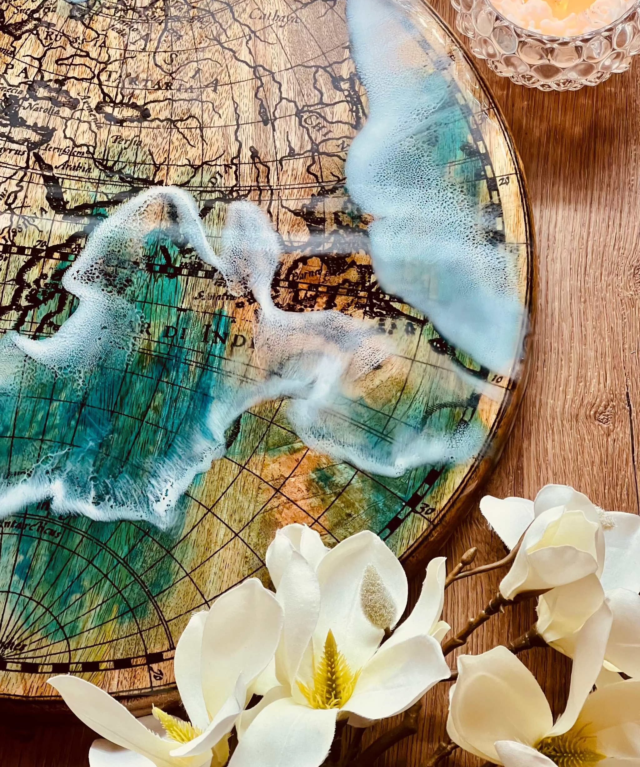 Holztablett handgemacht mit Resin im Ocean Design veredelt, einzigartiges Unikat, ca. 40 cm, dekorativ auf Holztisch mit Kerze und weißen Blumen