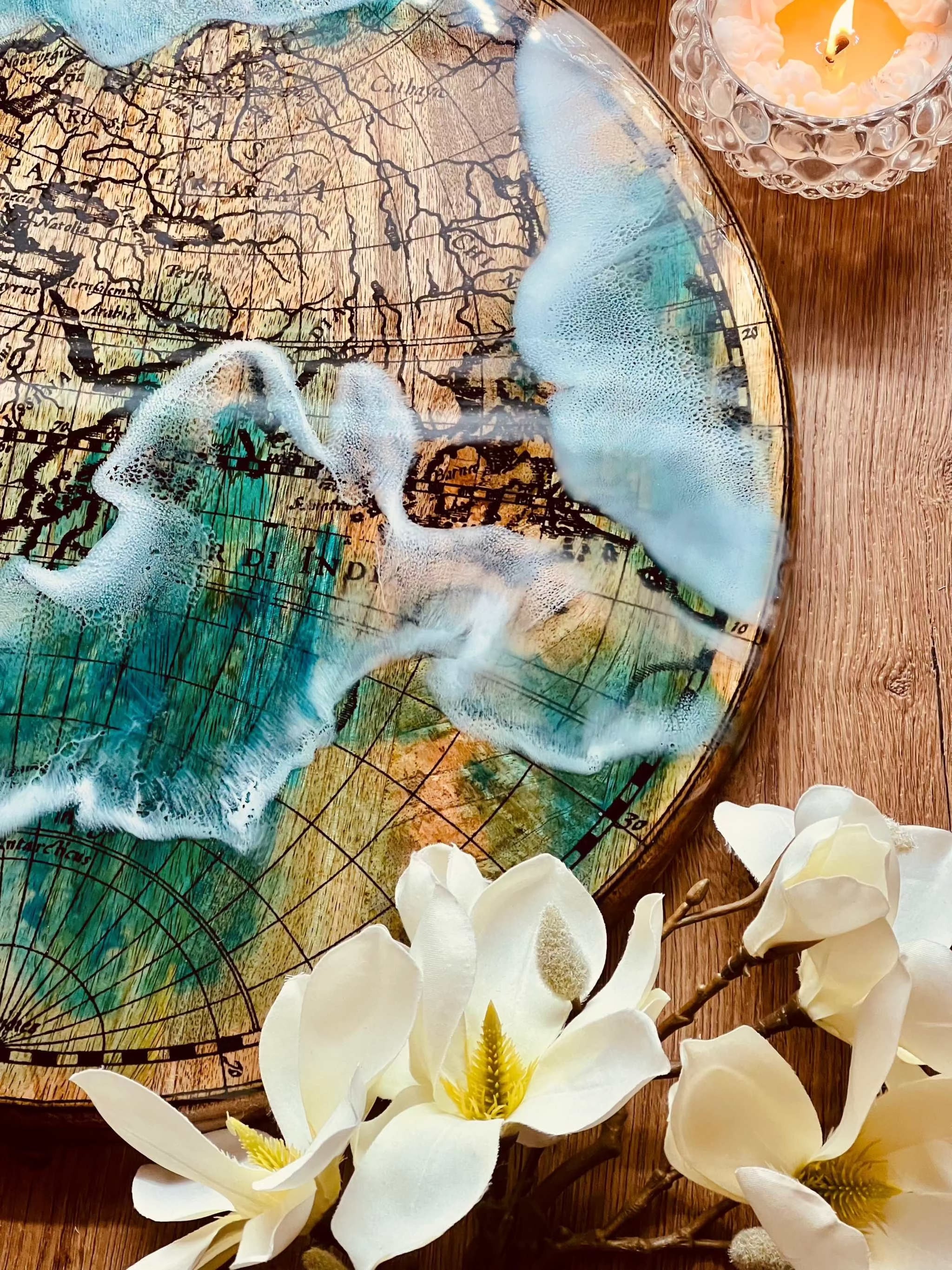 Holztablett handgemacht mit Resin im Ocean Design veredelt, einzigartiges Unikat, ca. 40 cm, dekorativ auf Holztisch mit Kerze und weißen Blumen