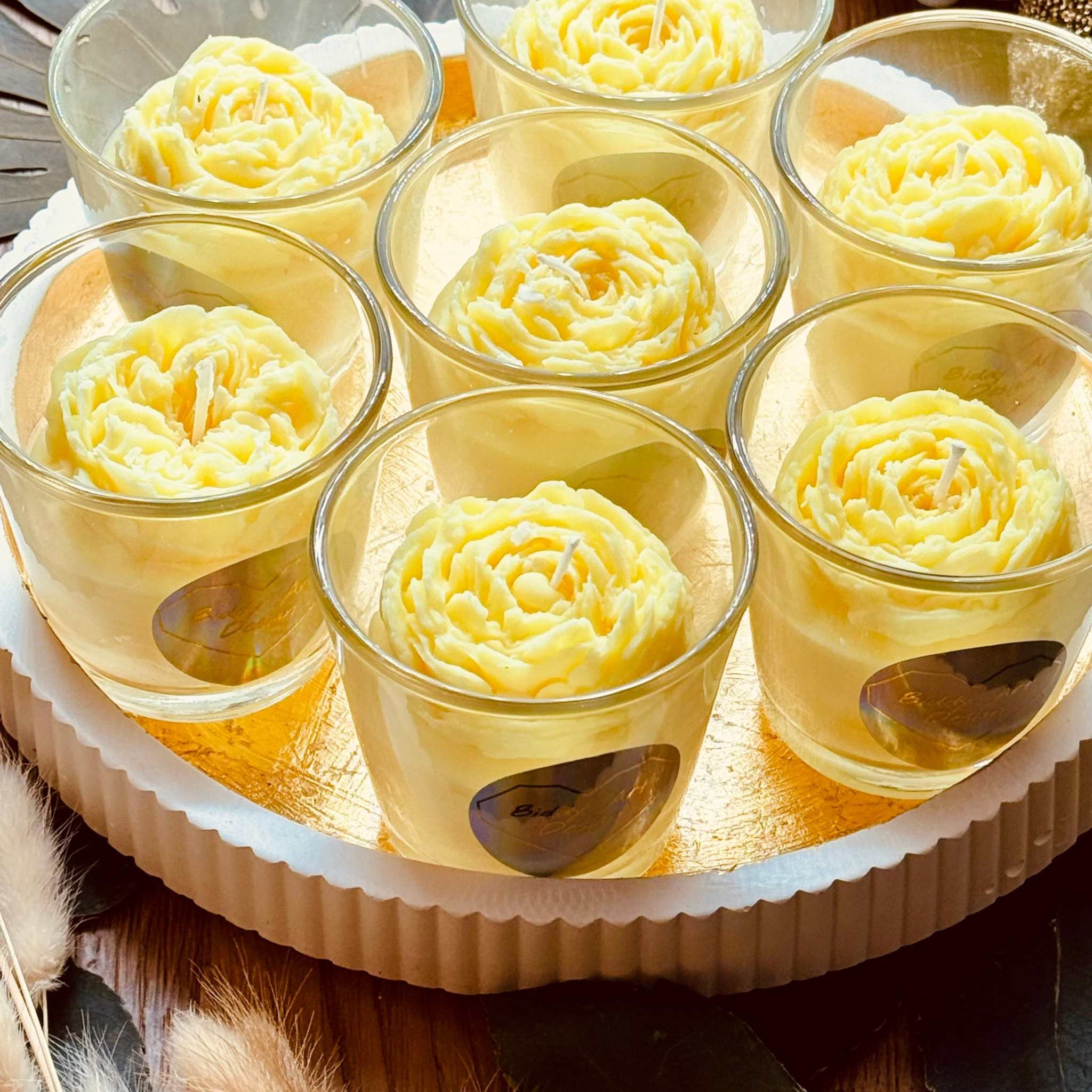 Duftende Parfumkerze im Glas mit großer Wachsrose, handgefertigt – ideal als luxuriöses Geschenk und romantisches Dekoelement