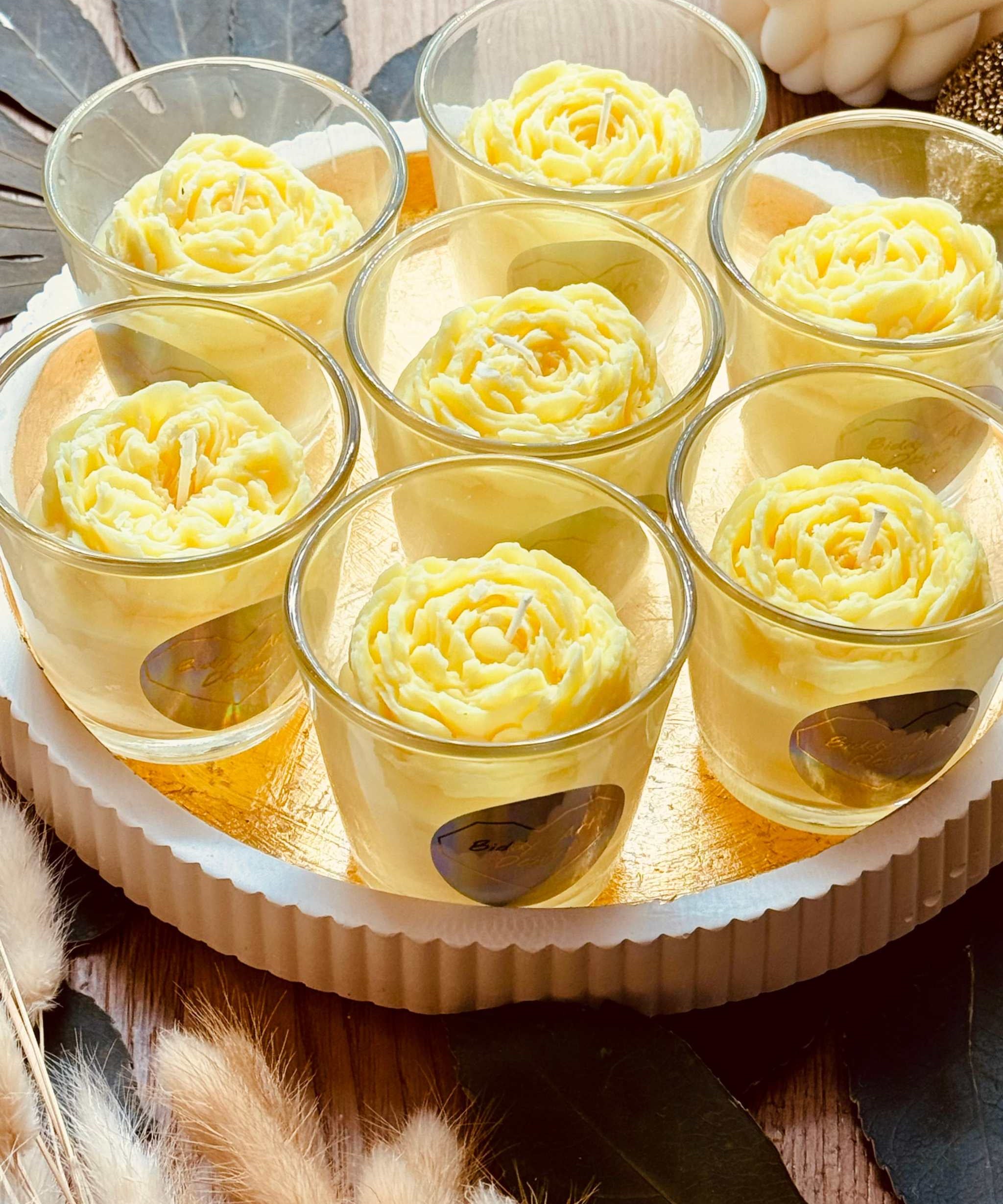 Duftende Parfumkerze im Glas mit großer Wachsrose, handgefertigt – ideal als luxuriöses Geschenk und romantisches Dekoelement