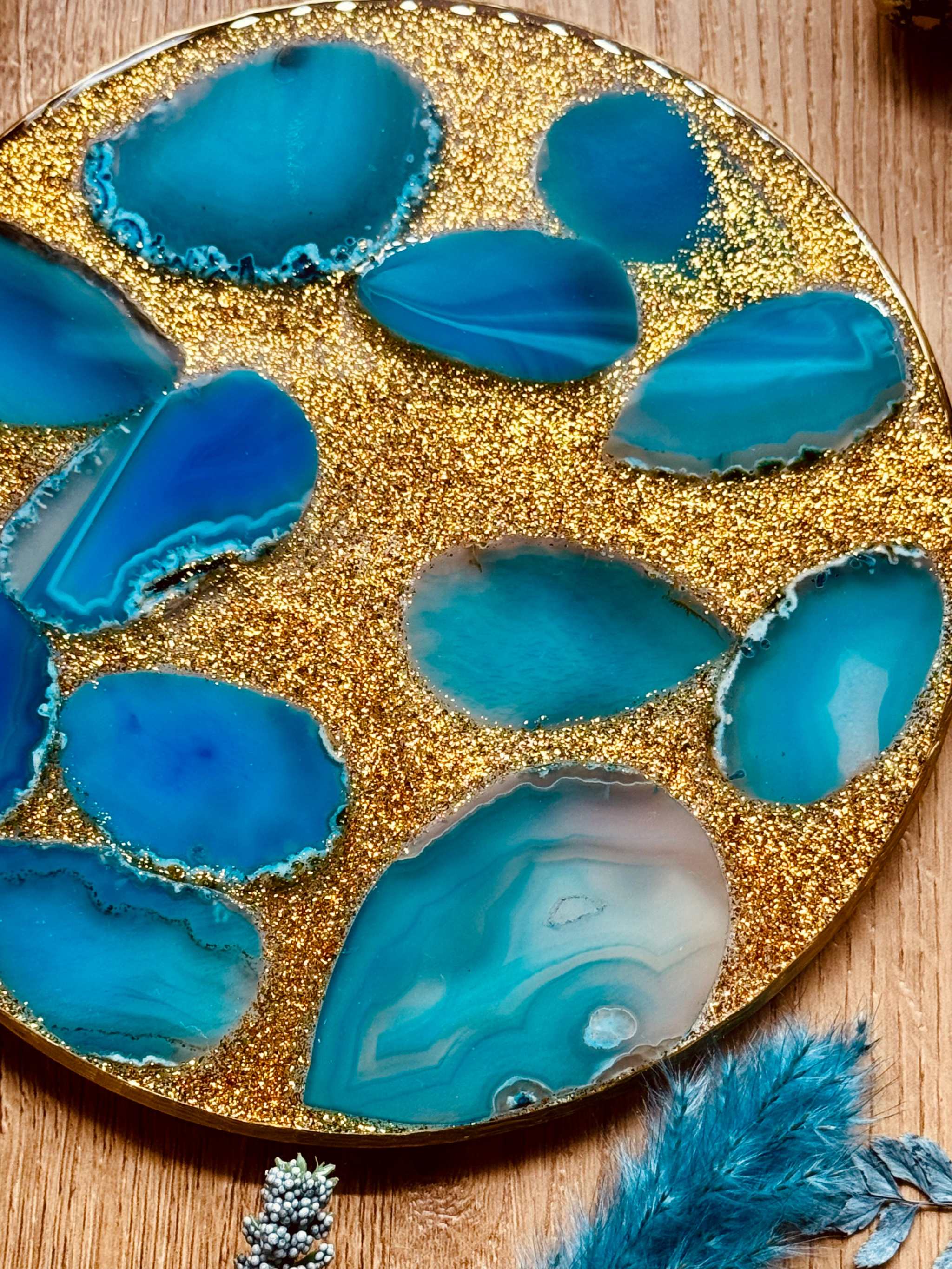 Handgemachtes blaues Resin Tablett mit goldenen Details und echten türkisfarbenen Achat-Scheiben, ca. 18 cm groß.