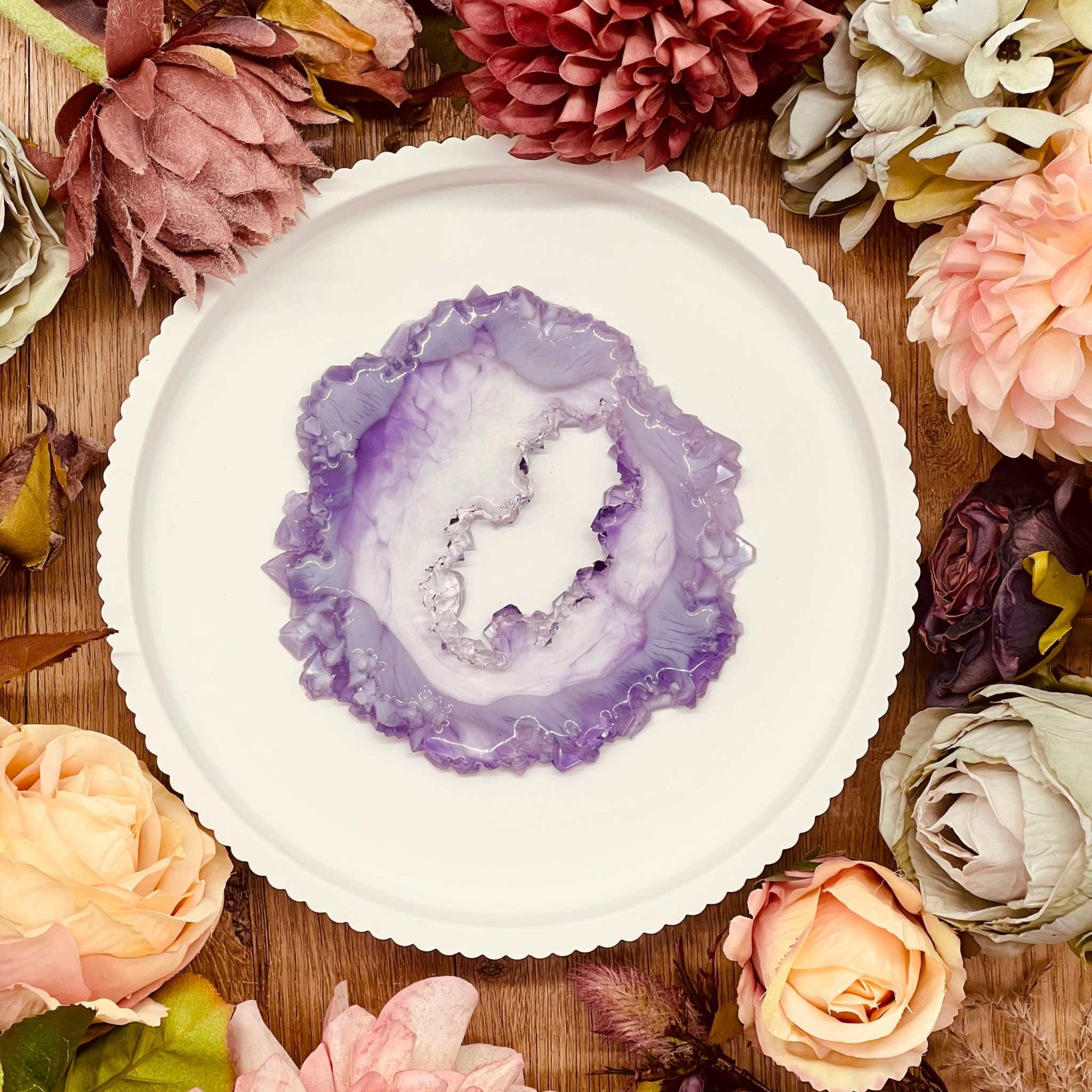 Tablett aus Resin im Geode Kristall Look