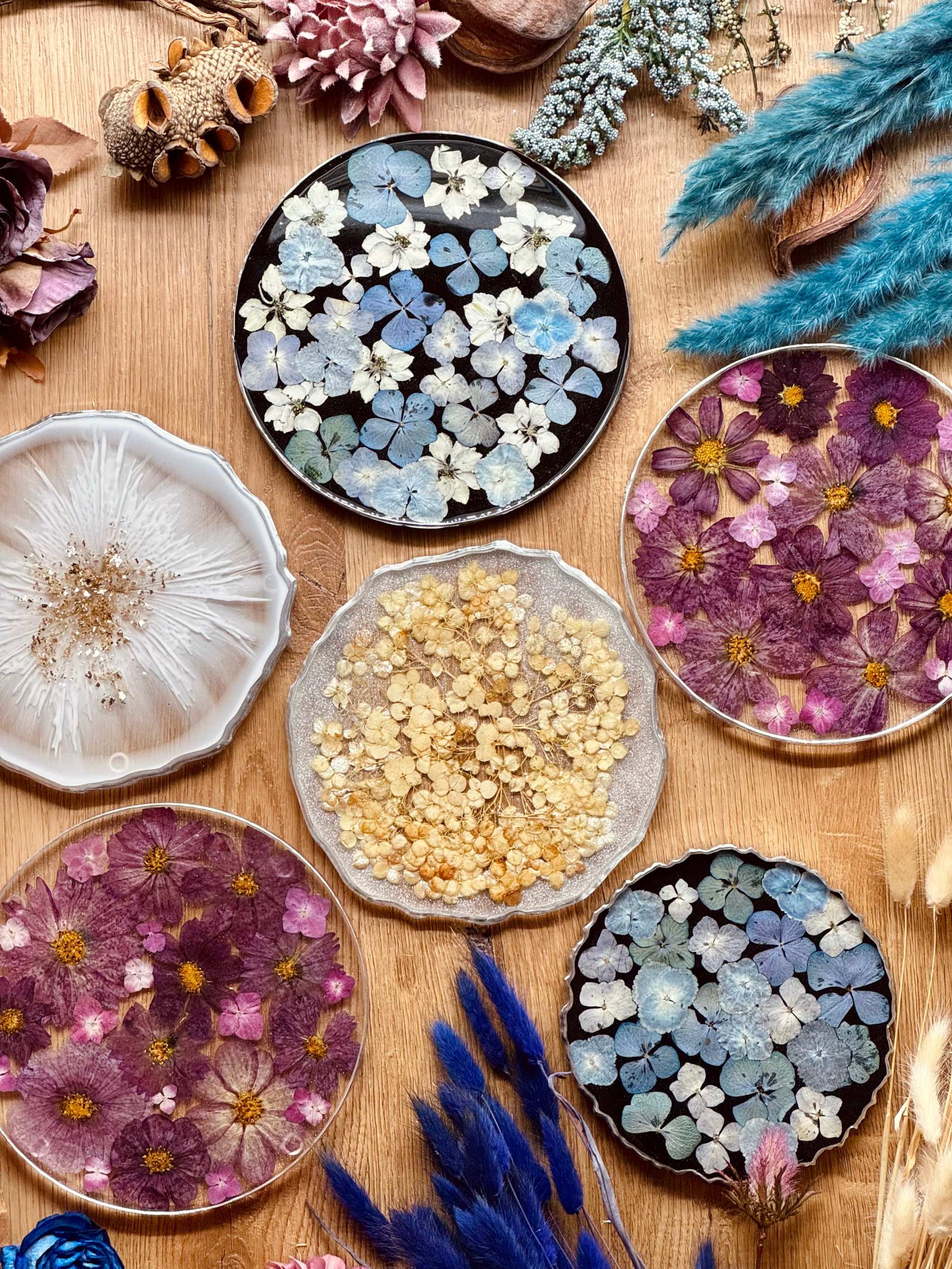 Runde handgemachte Tabletts aus Resin mit eingebetteten Hortensien und silbernen Details als einzigartige Dekoration