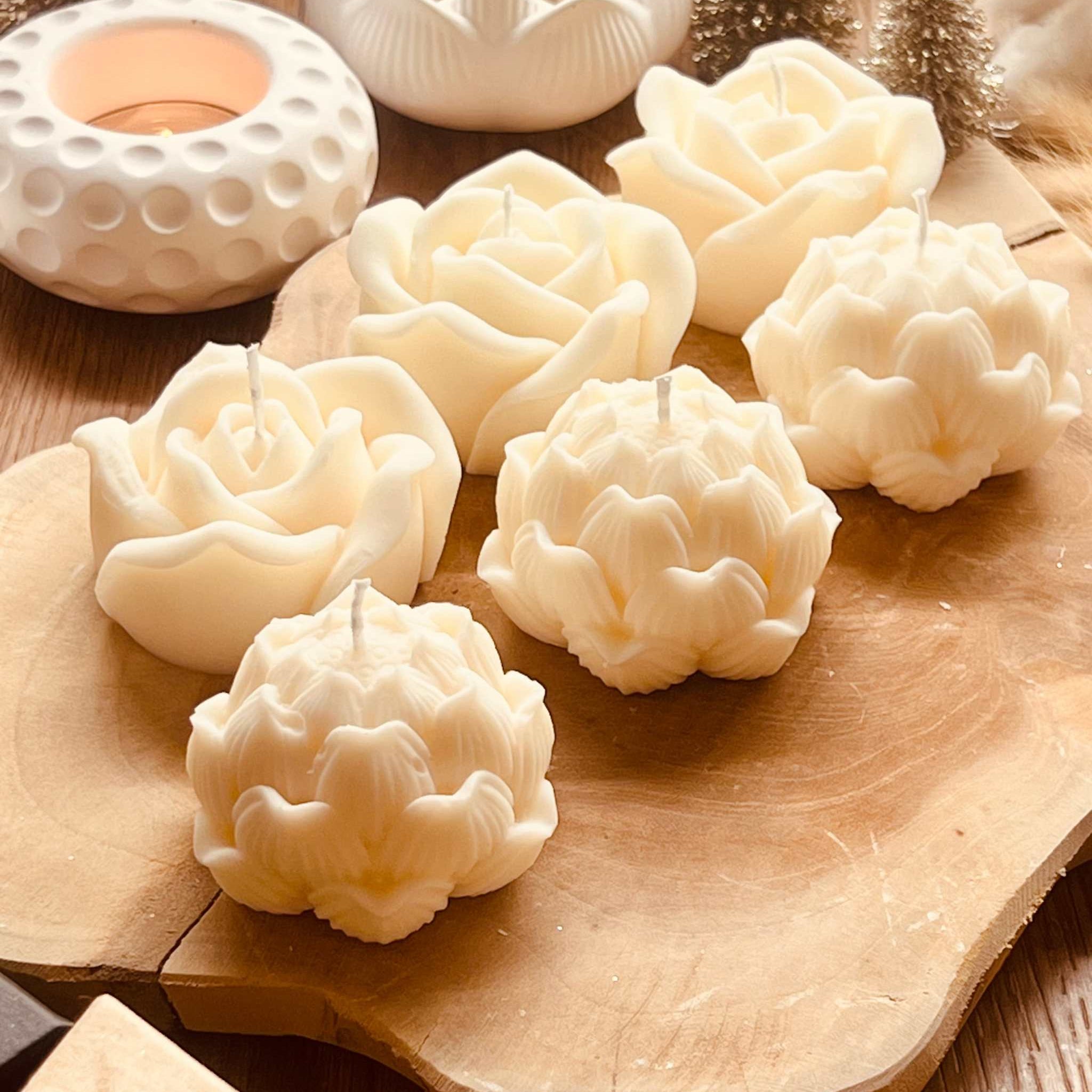 Handgefertigte Rapswachskerze in romantischer Blumenform, vegan und umweltfreundlich – ein wunderschönes Geschenk für besondere Anlässe.