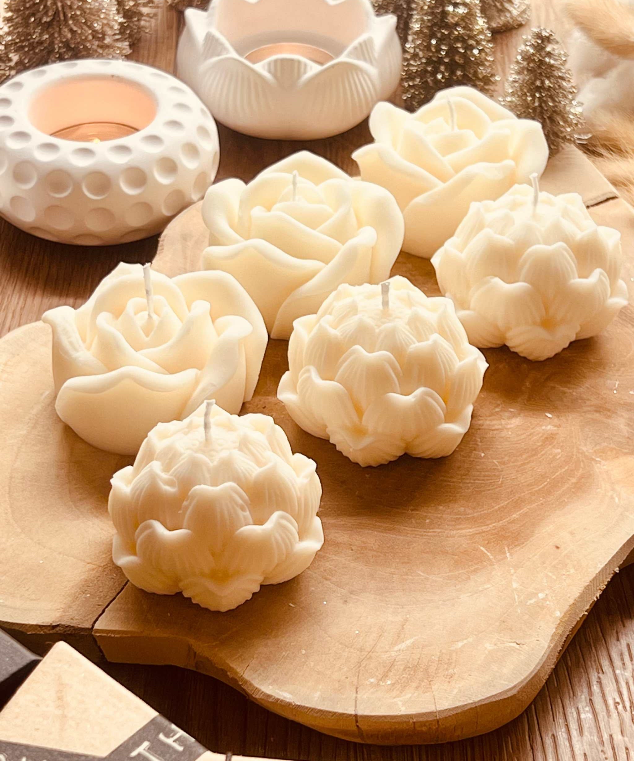 Handgefertigte Rapswachskerze in romantischer Blumenform, vegan und umweltfreundlich – ein wunderschönes Geschenk für besondere Anlässe.