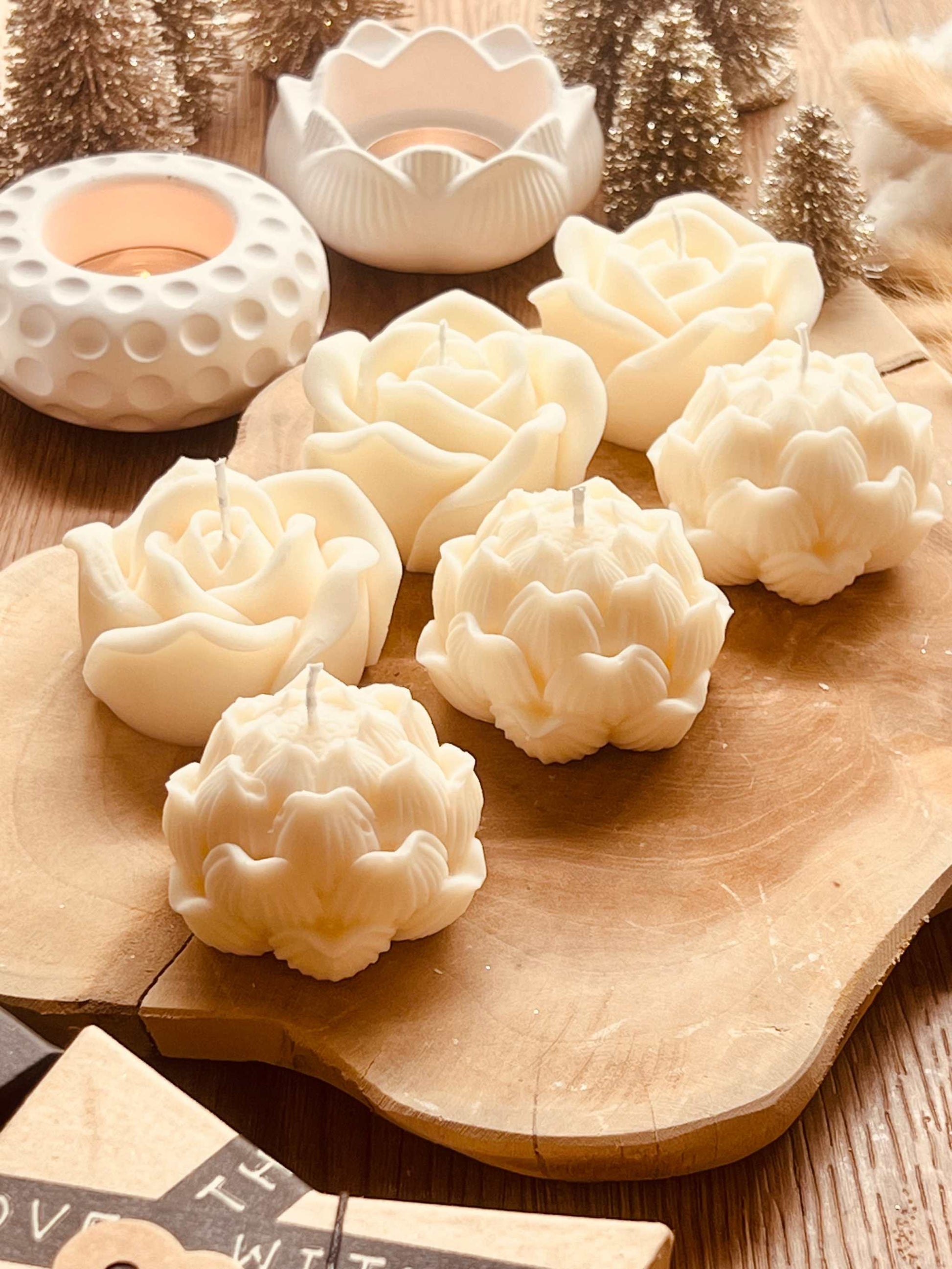 Handgefertigte Rapswachskerze in romantischer Blumenform, vegan und umweltfreundlich – ein wunderschönes Geschenk für besondere Anlässe.