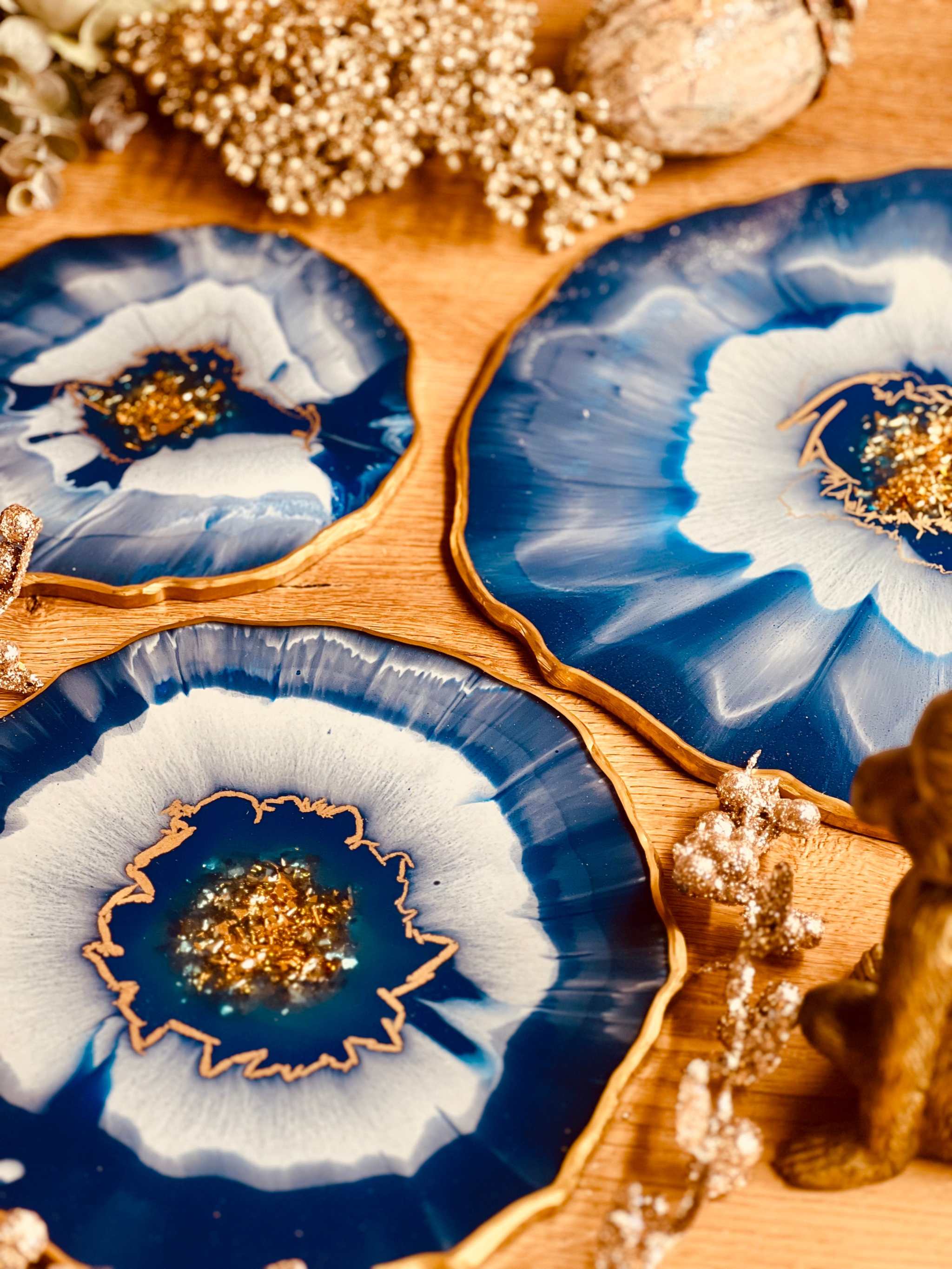 Blaues handgemachtes Tablett aus Resin mit goldenen Details als Dekoration und Geschenk