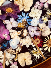 Handgemachte Resin Uhr mit getrockneten bunten Blumen und Hortensien, Durchmesser 35 cm, elegante Wand- und Standuhr, einzigartige Unikat-Designs