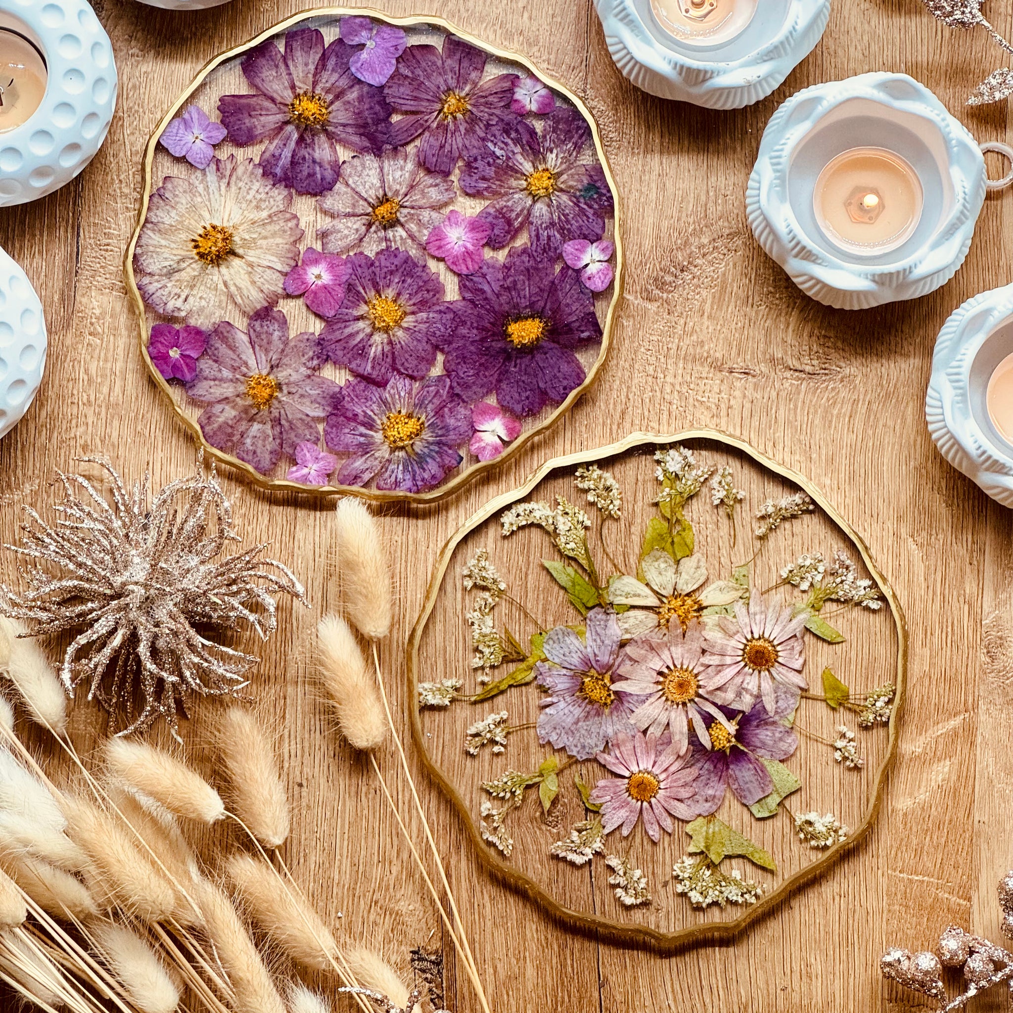 Tablett aus Resin mit Blumen und goldenen Details
