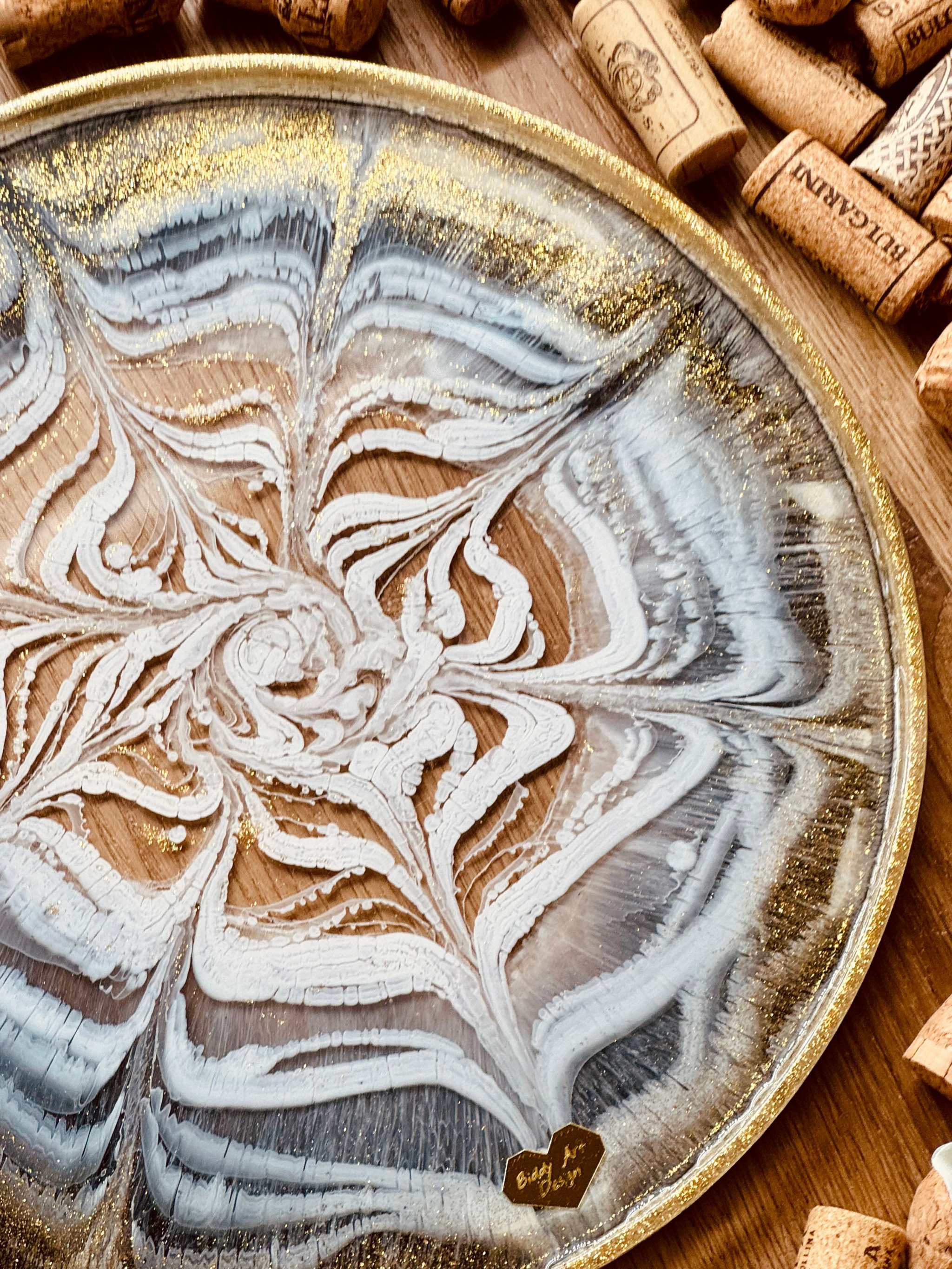 Handgemachtes schwarzes und weißes Resin Tablett mit goldenen Details und einzigartigem Design, ca. 29cm Durchmesser