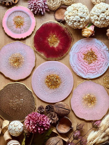 Tablett aus Resin in rosa, rot und braun mit goldenen Details