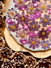 Handgemachtes Tablett aus Resin mit getrockneten Blüten und silbernen Details, dekorativ und einzigartig