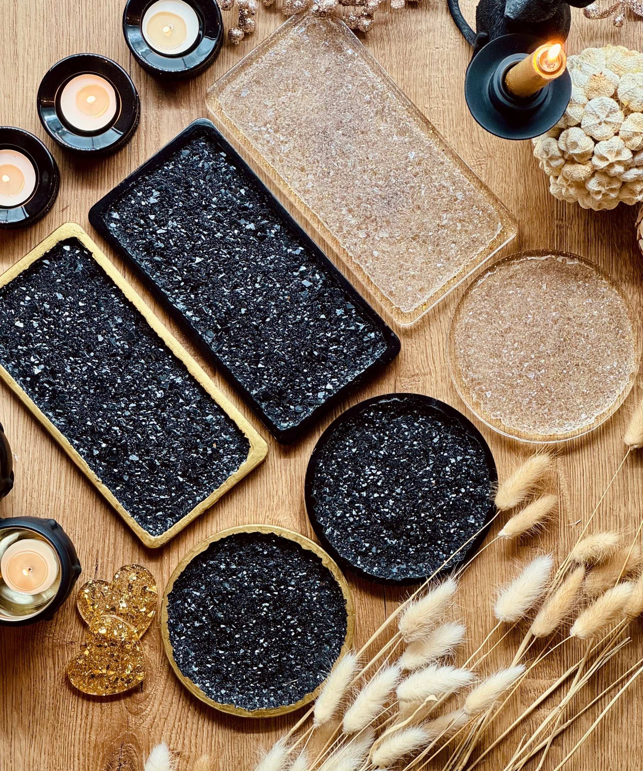 Tablett Set aus Resin mit handgemachter Druzy Edelstein Optik in rechteckiger und runder Form als Deko und Geschenk