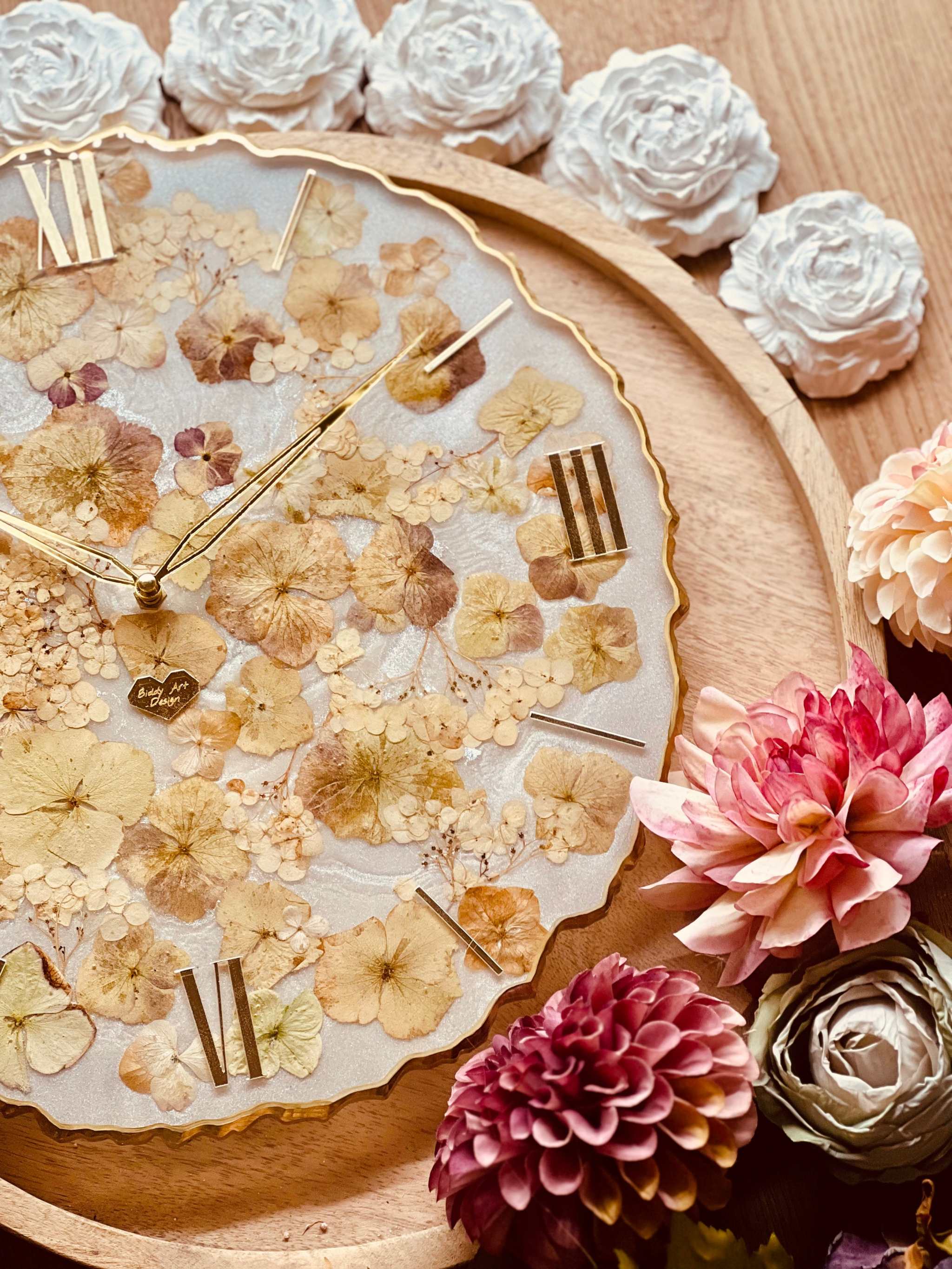 Handgemachte Resin Uhr mit getrockneten Hortensien und goldenen römischen Ziffern, filigranes Design, Durchmesser 35cm, einzigartige Wand- und Standuhr