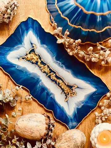 Tablett aus Resin in blau weiß mit goldenen Details