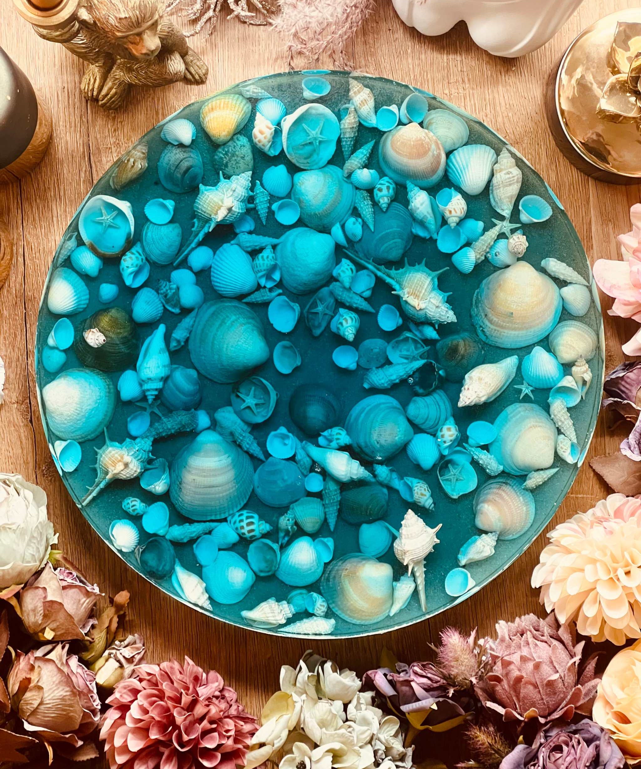 rundes handgemachtes Tablett aus Resin im Ocean Look mit echten Muscheln und 35 cm Durchmesser