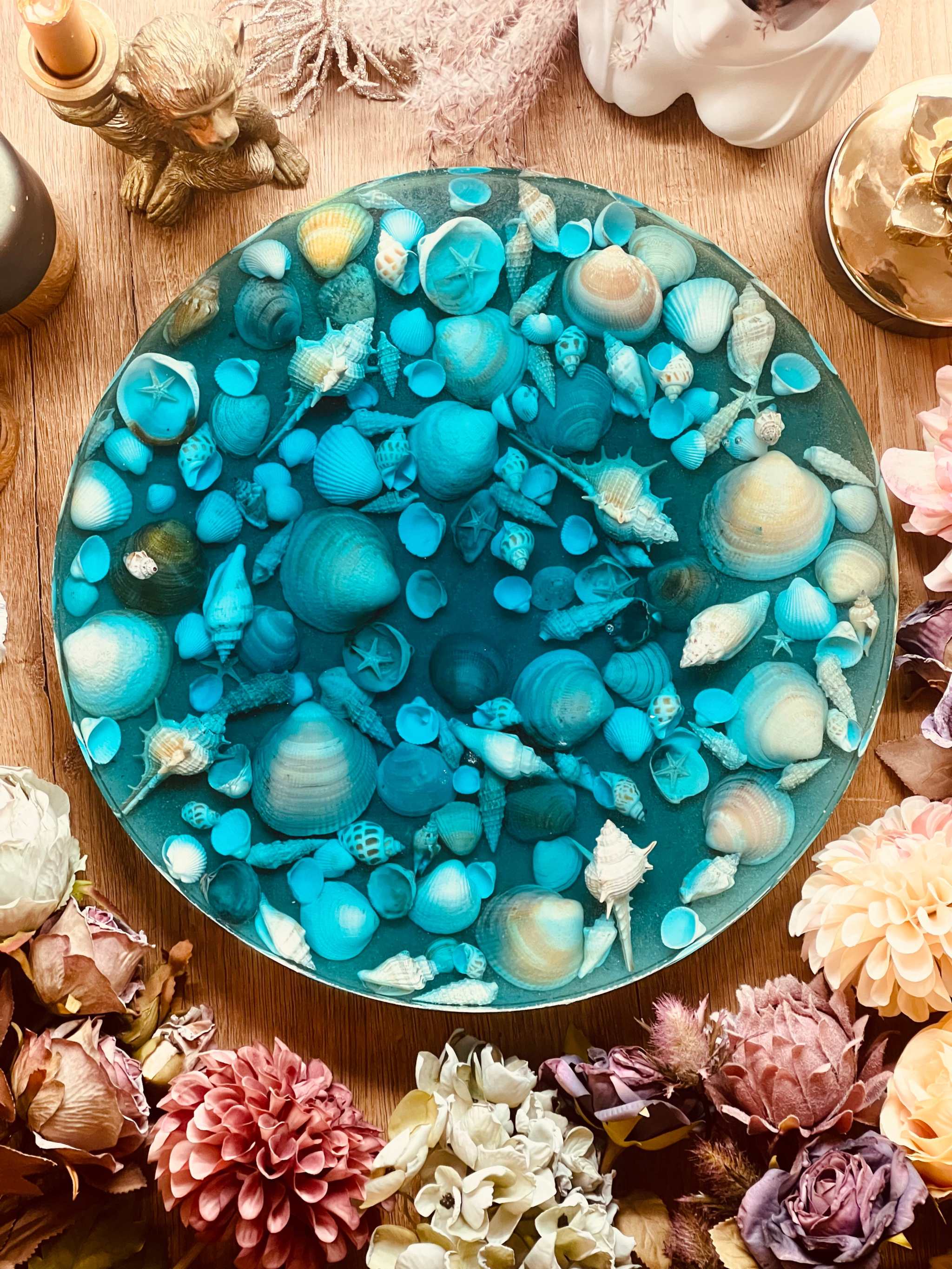 rundes handgemachtes Tablett aus Resin im Ocean Look mit echten Muscheln und 35 cm Durchmesser