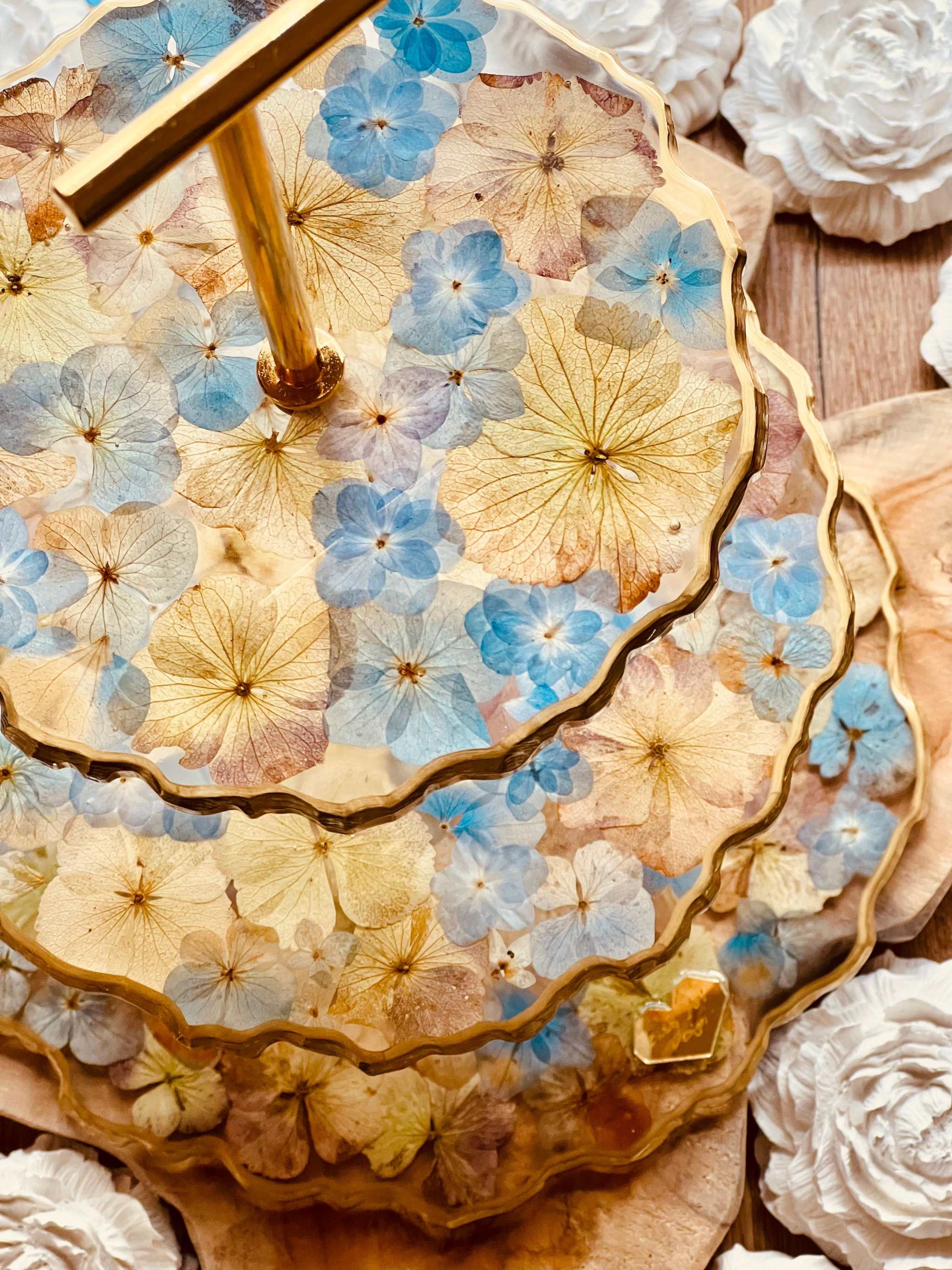 Gepresste Blumen für Kerzenkunst – die zarten Lotus Hortensienblüten in Blau sind eine wunderschöne Ergänzung für handgefertigte Kerzen und Wachskreationen.