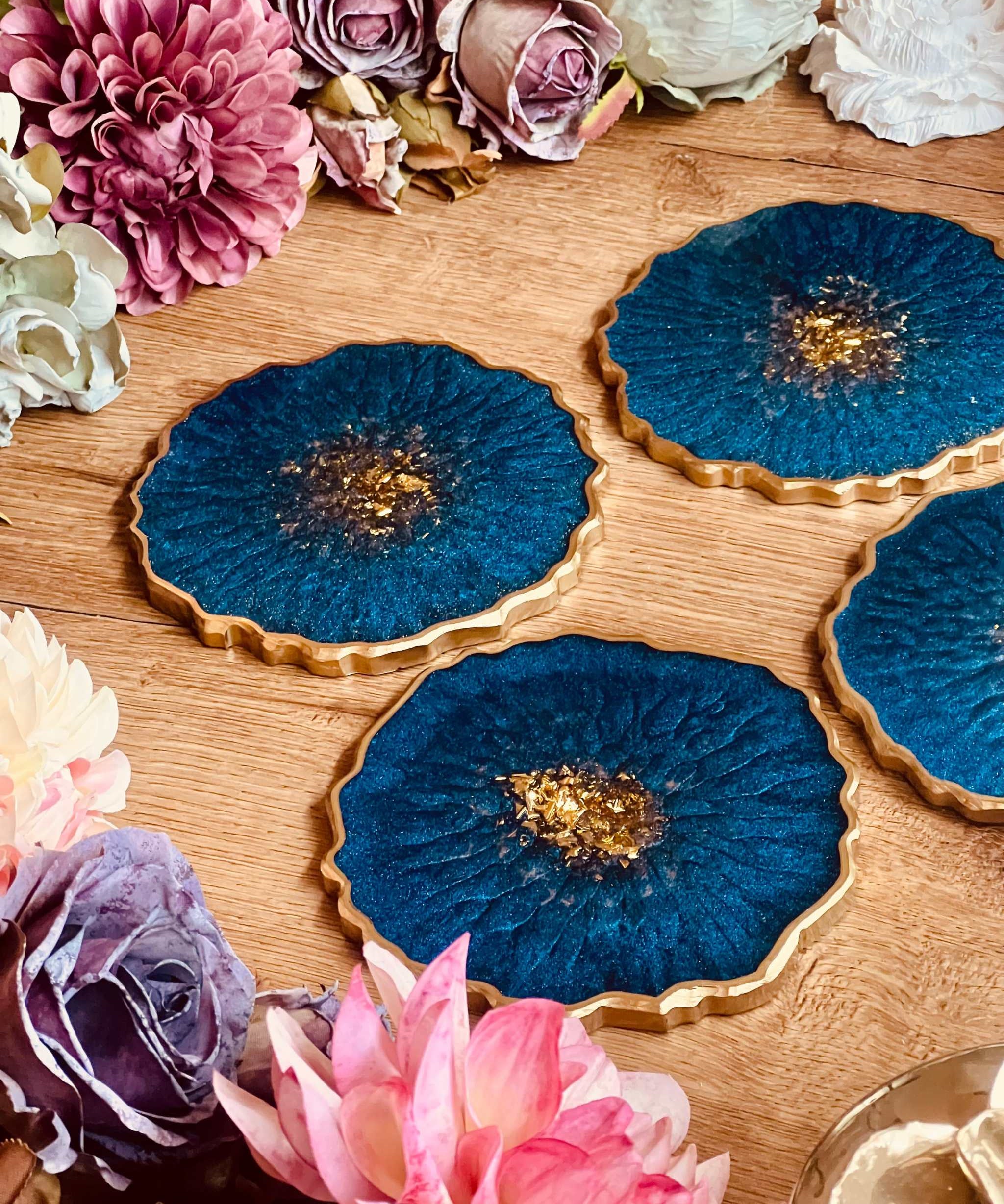 4 Untersetzer aus Resin in Blau mit goldenen Details handgemacht und einzigartig
