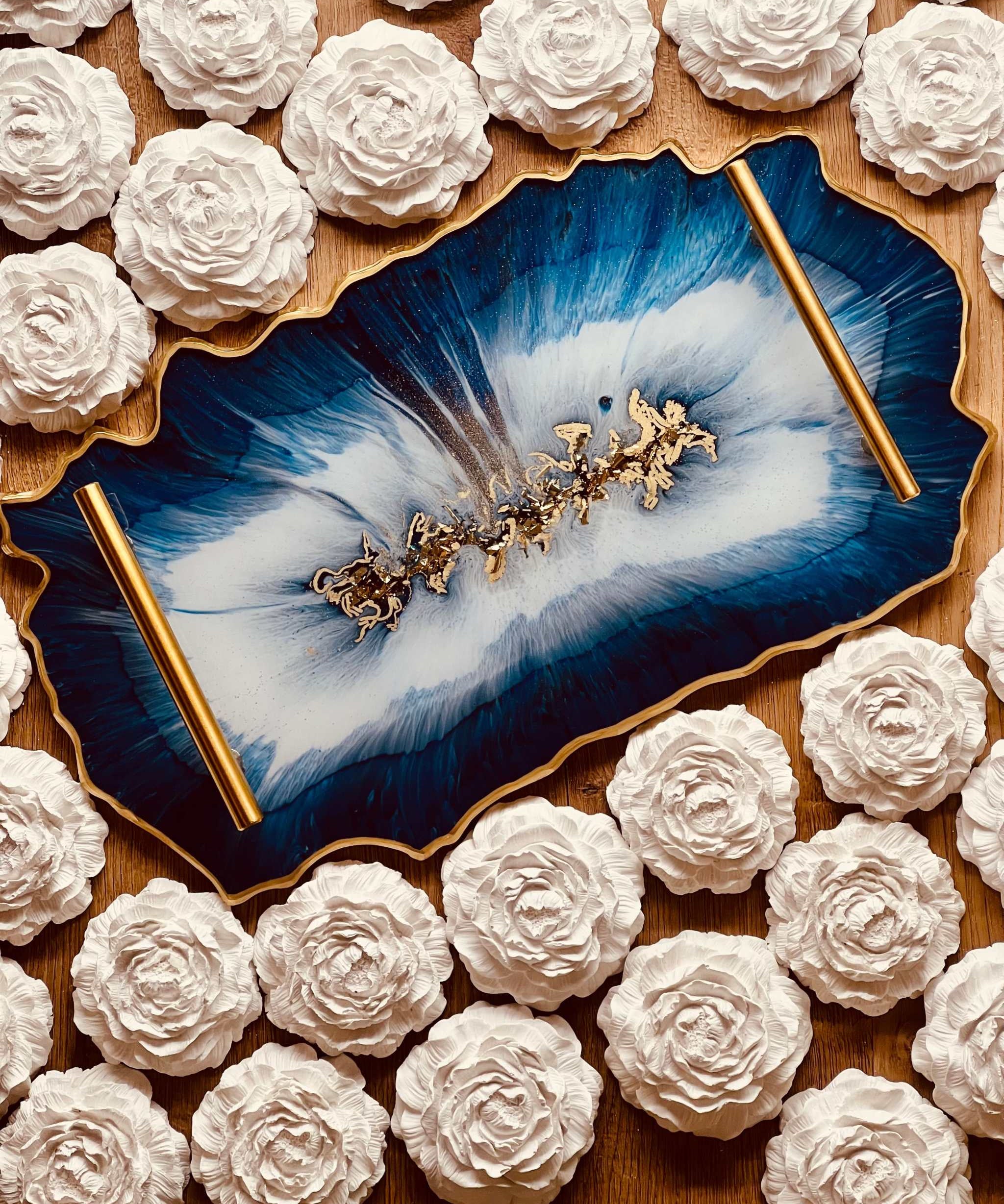 Handgemachtes blau-weißes Tablett aus Resin mit goldenen Details und floralem Muster auf Holzuntergrund