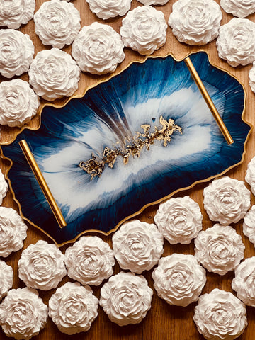 Tablett aus Resin in Blau und Weiss goldenen Details