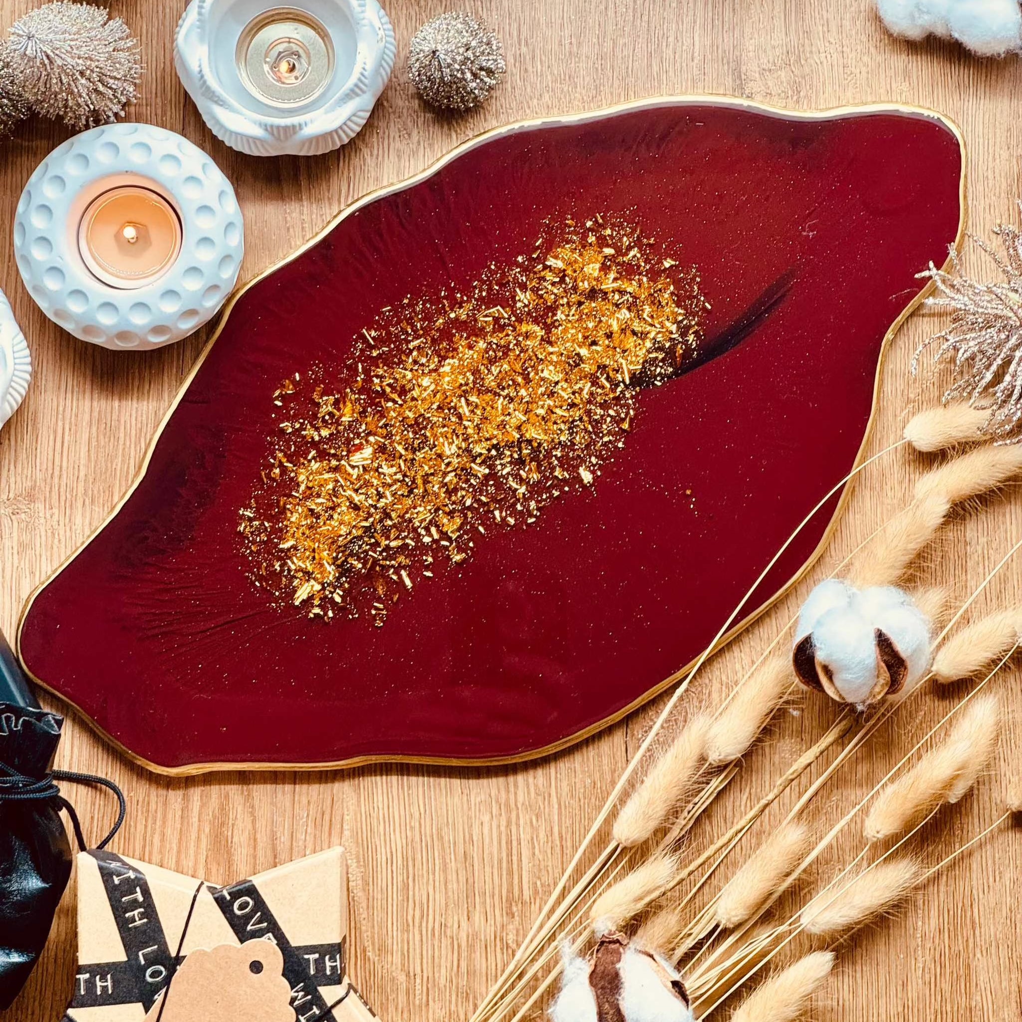 Tablett aus Resin in rot mit goldenen Details