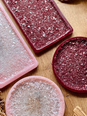 Tablett Set aus Resin mit druzy Edelstein Optik, handgemachte rechteckige und runde Tabletts in Rosa- und Rottönen, dekoratives Unikat