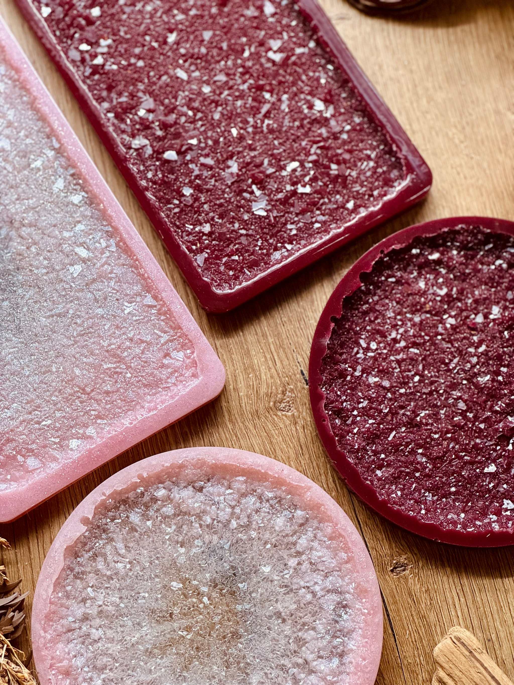 Tablett Set aus Resin mit druzy Edelstein Optik, handgemachte rechteckige und runde Tabletts in Rosa- und Rottönen, dekoratives Unikat