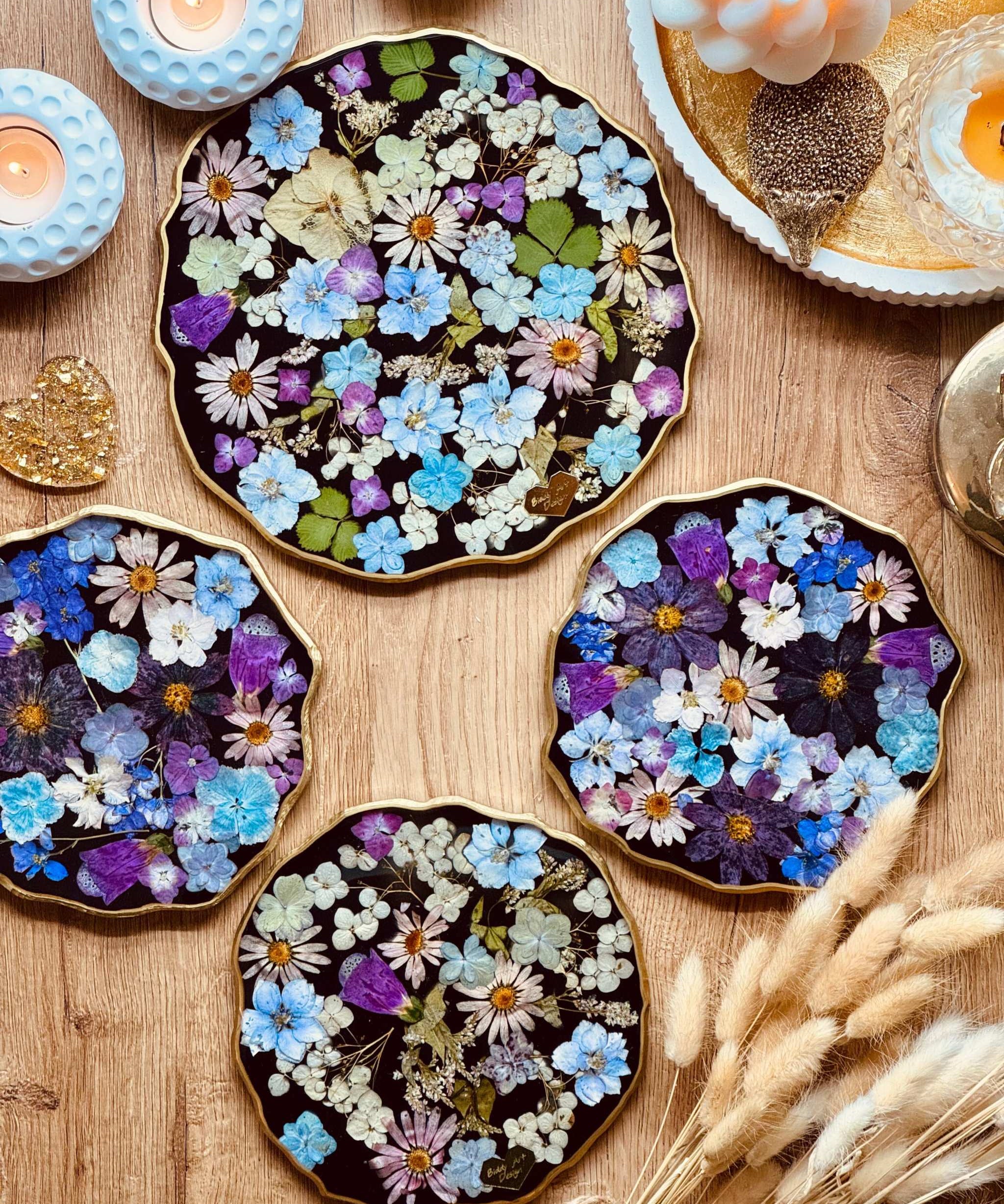 Handgemachtes Tablett aus Resin mit eingebetteten bunten Blumen und goldenen Details auf Holztisch