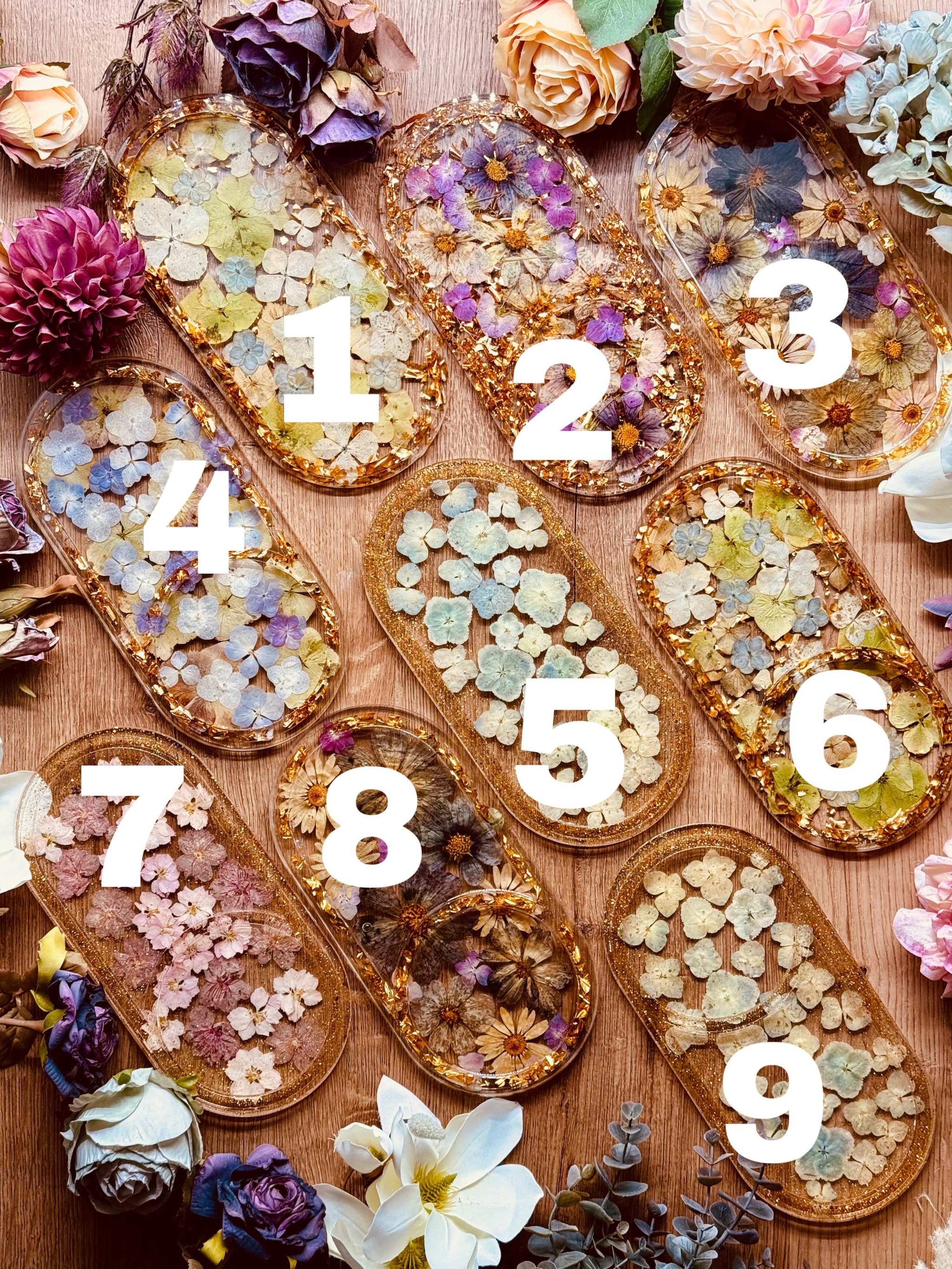 Schmuckschalen aus Resin mit Gold und Blumen, handgemachte Unikate als Dekoration für Bade- oder Schlafzimmer