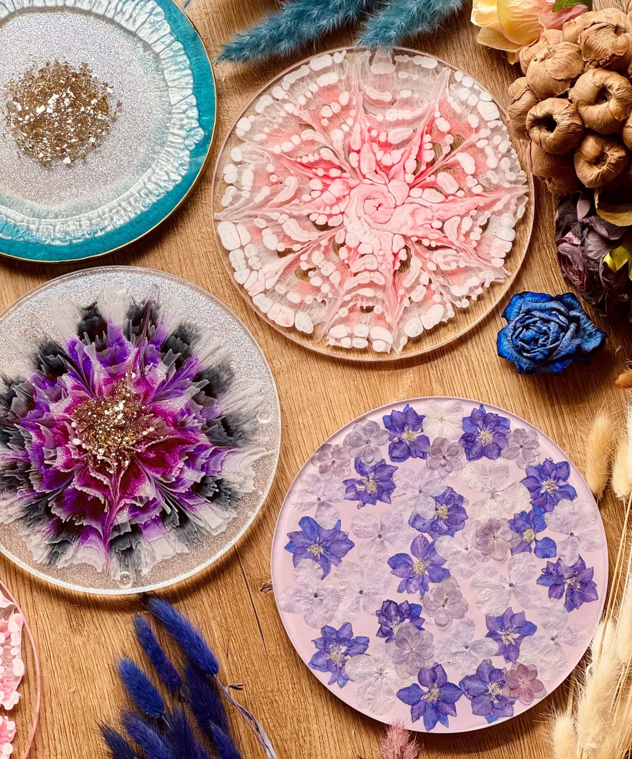 Bunte handgemachte Tabletts aus Resin mit goldenen Details und floralen Mustern, ca. 17 cm Durchmesser