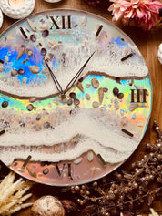 Handgefertigte Resin Uhr mit Muscheln, Meereswellen und holographischem Design, 40cm Durchmesser, einzigartige Wand- und Standuhr