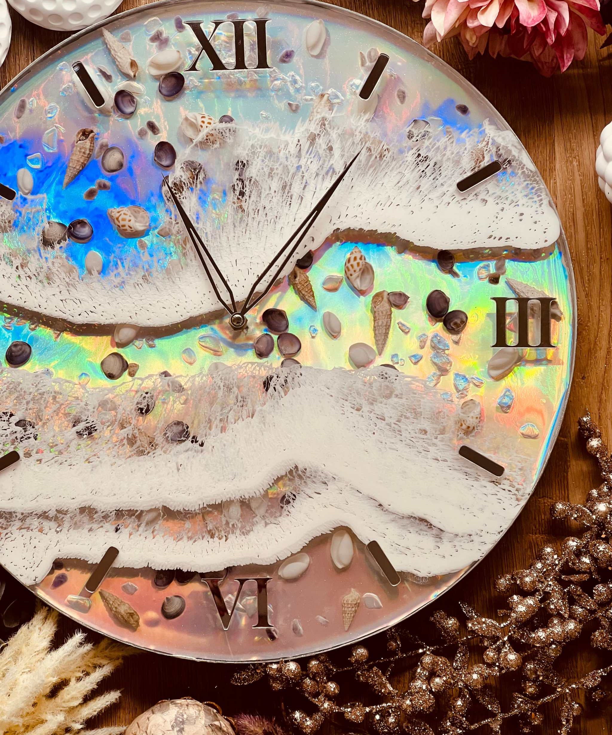 Handgefertigte Resin Uhr mit Muscheln, Meereswellen und holographischem Design, 40cm Durchmesser, einzigartige Wand- und Standuhr